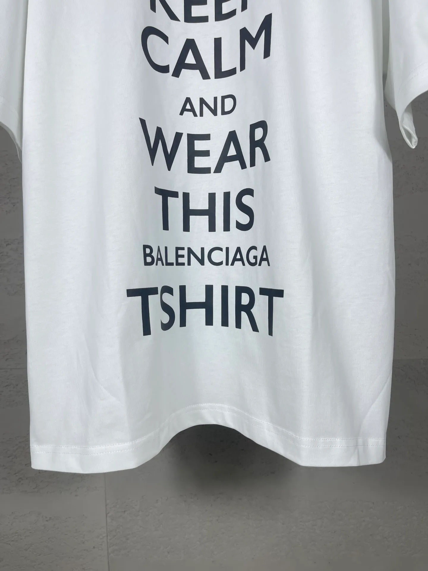 🅿️180 real photos [Top version. Official website quality] BALENCI*GA/Paris. SS24 latest crown L printed short-sleeved T-shirt. Brick cabinet synchronization. Genuine product developed at the first time, happy to print and compare! The fabric is made of Paris ZP custom-woven and dyed cotton double yarn. Weighing 260 grams, the cloth surface is clean. The cloth pattern is clear, soft and comfortable, and the threads are dyed with no color difference. The printing uses environmentally friendly imported materials. The letters are clear and the effect is three-dimensional. The version adopts OS loose shoulder design. Same style for men and women. Code: BL223607 Color: black, red, white Size: XS S M L