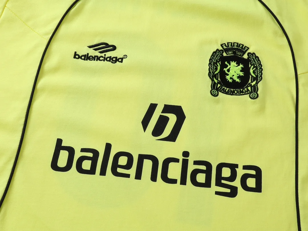 🅿️340 - BALENCI*GA Paris Manchester United co-branded football No. 10 embroidery printed long sleeves, the fabric is made of Paris custom-woven and dyed double-yarn pure cotton fabric. The weight is 280g. The thread is custom-woven and dyed without color difference. The front and rear panels use imported glue screen printing technology + the front and left sleeves use imported Tajima embroidery machine matte light heavy embroidery technology, two high-temperature shaping washes, os dropped shoulders, loose version, same style for men and women! ! -Color: black pink white red fluorescent green -SIZE: XS S M L style number 8606#