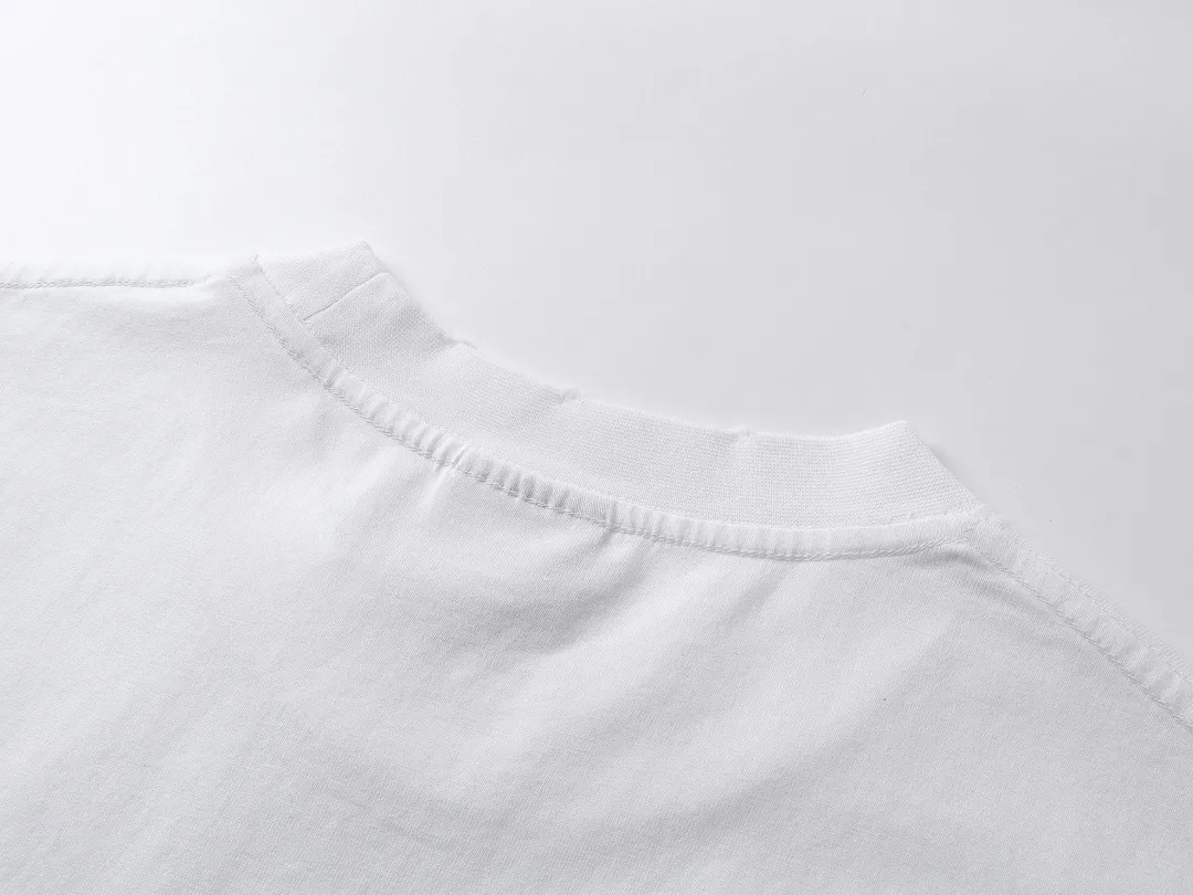 🅿️190 Detailed pictures [Top version. Official website quality] BALENCI*GA/Paris BALENCI*GA#25 Paris new style, classic LOGO print on the front and back, washed and worn, old hem, hand-polished short-sleeved T-shirt. Brick cabinet synchronization. The old and worn ZP is the same, welcome to compare. The fabric is made of Paris ZP custom-woven and dyed 100% cotton double-yarn compact cotton. The weight is 260 grams. The cloth surface is clean. The cloth pattern is clear. Soft and comfortable. Good color fastness. Not easy to change color. The threads are woven and dyed with no color difference. The printing uses imported environmentally friendly glue printing, and the ready-made garments are washed, worn and worn, and the process is extremely heavy. Jubie market makes goods based on pictures. Comparisons welcome. Restore the brick cabinet. The version adopts the OS loose shoulder version. Same style for men and women. Code: BL253652 Color: black, white Size: XS S M L