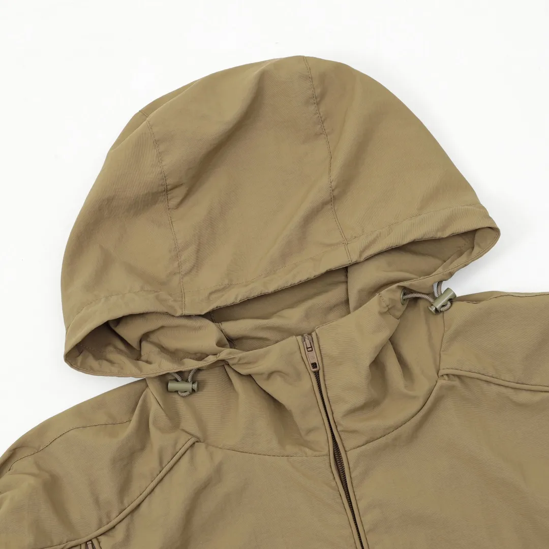 🅿️570 Balenciaga/Balenciaga letter embroidery zipper hooded jacket Embroidery: straight lines, smooth curves; neat stitches, no jagged edges; embroidery surface is flat, silk strands are not skewed; needle spacing is consistent, no bottom is exposed, no overlap; embroidery surface is smooth, without ink marks and other stains. Advanced imported embroidery machines are used to ensure the quality of each customer's logo embroidery. Fabric: Made of 26-count combed cotton + 10-count 100% cotton, with a weight of 140G. The fabric uses high-quality domestic Xinjiang cotton yarn. Xinjiang cotton is recognized as a superior material among domestic cotton. The fabric is woven using the internationally recognized Fukuhara knitting machine. The fabric has clear texture, good resilience, strong wrinkle resistance, good abrasion resistance and breathability. It is close to the skin, not easy to loosen and has a long-lasting wide effect. The fabric has good gloss, strength and wear resistance, small shrinkage and a good skeleton feel. The pure cotton cloth is produced by air flow liquid cylinder. The environmentally friendly dyeing meets the national first-class product requirements. It is not easy to fade and is not prone to creases and claw marks. It can be worn all year round: the sewing machine needle uses No. 9 round-head needles, which will not puncture or break the fibers of the fabric, and the thread density is 3CM/14 needles, which is tight, not loose, and not sparse; the sewing thread uses imported oil-proof treated thread, and there will be no oil stains; the car is an imported car with a silver sword and a knife, which does not eat or leave any cloth. It has a full sense of high brand quality! size：XS-L