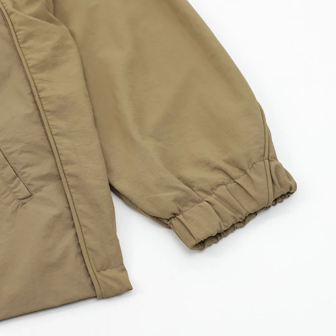 🅿️570 Balenciaga/Balenciaga letter embroidery zipper hooded jacket Embroidery: straight lines, smooth curves; neat stitches, no jagged edges; embroidery surface is flat, silk strands are not skewed; needle spacing is consistent, no bottom is exposed, no overlap; embroidery surface is smooth, without ink marks and other stains. Advanced imported embroidery machines are used to ensure the quality of each customer's logo embroidery. Fabric: Made of 26-count combed cotton + 10-count 100% cotton, with a weight of 140G. The fabric uses high-quality domestic Xinjiang cotton yarn. Xinjiang cotton is recognized as a superior material among domestic cotton. The fabric is woven using the internationally recognized Fukuhara knitting machine. The fabric has clear texture, good resilience, strong wrinkle resistance, good abrasion resistance and breathability. It is close to the skin, not easy to loosen and has a long-lasting wide effect. The fabric has good gloss, strength and wear resistance, small shrinkage and a good skeleton feel. The pure cotton cloth is produced by air flow liquid cylinder. The environmentally friendly dyeing meets the national first-class product requirements. It is not easy to fade and is not prone to creases and claw marks. It can be worn all year round: the sewing machine needle uses No. 9 round-head needles, which will not puncture or break the fibers of the fabric, and the thread density is 3CM/14 needles, which is tight, not loose, and not sparse; the sewing thread uses imported oil-proof treated thread, and there will be no oil stains; the car is an imported car with a silver sword and a knife, which does not eat or leave any cloth. It has a full sense of high brand quality! size：XS-L