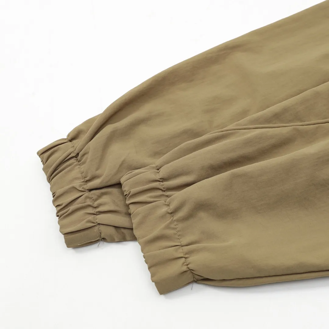 🅿️570 Balenciaga/Balenciaga letter embroidery zipper hooded jacket Embroidery: straight lines, smooth curves; neat stitches, no jagged edges; embroidery surface is flat, silk strands are not skewed; needle spacing is consistent, no bottom is exposed, no overlap; embroidery surface is smooth, without ink marks and other stains. Advanced imported embroidery machines are used to ensure the quality of each customer's logo embroidery. Fabric: Made of 26-count combed cotton + 10-count 100% cotton, with a weight of 140G. The fabric uses high-quality domestic Xinjiang cotton yarn. Xinjiang cotton is recognized as a superior material among domestic cotton. The fabric is woven using the internationally recognized Fukuhara knitting machine. The fabric has clear texture, good resilience, strong wrinkle resistance, good abrasion resistance and breathability. It is close to the skin, not easy to loosen and has a long-lasting wide effect. The fabric has good gloss, strength and wear resistance, small shrinkage and a good skeleton feel. The pure cotton cloth is produced by air flow liquid cylinder. The environmentally friendly dyeing meets the national first-class product requirements. It is not easy to fade and is not prone to creases and claw marks. It can be worn all year round: the sewing machine needle uses No. 9 round-head needles, which will not puncture or break the fibers of the fabric, and the thread density is 3CM/14 needles, which is tight, not loose, and not sparse; the sewing thread uses imported oil-proof treated thread, and there will be no oil stains; the car is an imported car with a silver sword and a knife, which does not eat or leave any cloth. It has a full sense of high brand quality! size：XS-L