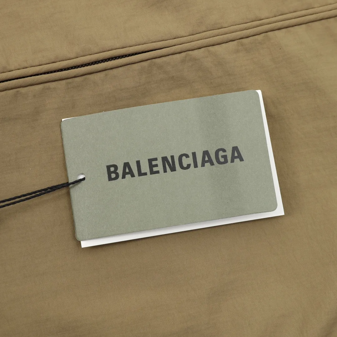 🅿️570 Balenciaga/Balenciaga letter embroidery zipper hooded jacket Embroidery: straight lines, smooth curves; neat stitches, no jagged edges; embroidery surface is flat, silk strands are not skewed; needle spacing is consistent, no bottom is exposed, no overlap; embroidery surface is smooth, without ink marks and other stains. Advanced imported embroidery machines are used to ensure the quality of each customer's logo embroidery. Fabric: Made of 26-count combed cotton + 10-count 100% cotton, with a weight of 140G. The fabric uses high-quality domestic Xinjiang cotton yarn. Xinjiang cotton is recognized as a superior material among domestic cotton. The fabric is woven using the internationally recognized Fukuhara knitting machine. The fabric has clear texture, good resilience, strong wrinkle resistance, good abrasion resistance and breathability. It is close to the skin, not easy to loosen and has a long-lasting wide effect. The fabric has good gloss, strength and wear resistance, small shrinkage and a good skeleton feel. The pure cotton cloth is produced by air flow liquid cylinder. The environmentally friendly dyeing meets the national first-class product requirements. It is not easy to fade and is not prone to creases and claw marks. It can be worn all year round: the sewing machine needle uses No. 9 round-head needles, which will not puncture or break the fibers of the fabric, and the thread density is 3CM/14 needles, which is tight, not loose, and not sparse; the sewing thread uses imported oil-proof treated thread, and there will be no oil stains; the car is an imported car with a silver sword and a knife, which does not eat or leave any cloth. It has a full sense of high brand quality! size：XS-L