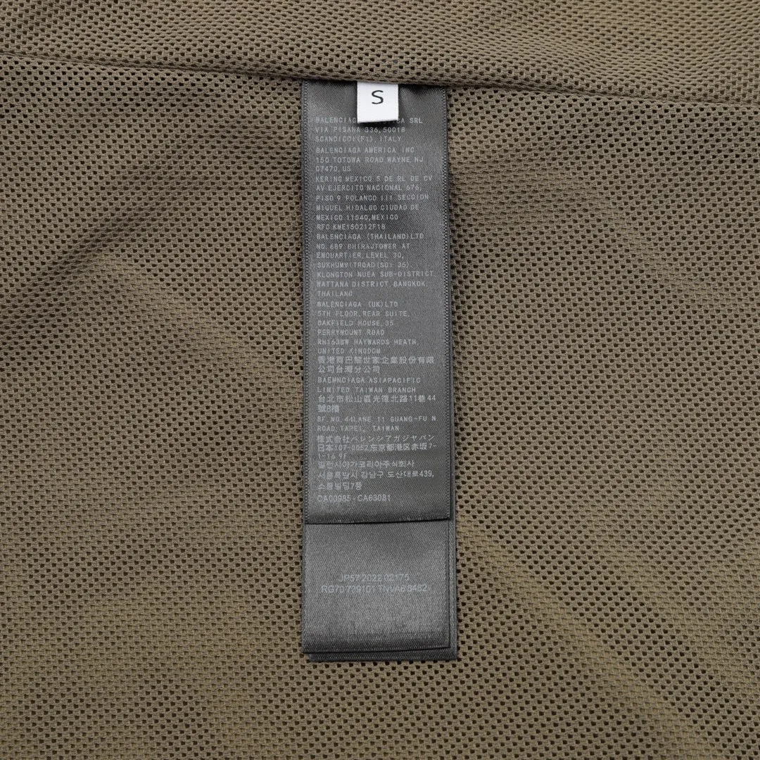 🅿️570 Balenciaga/Balenciaga letter embroidery zipper hooded jacket Embroidery: straight lines, smooth curves; neat stitches, no jagged edges; embroidery surface is flat, silk strands are not skewed; needle spacing is consistent, no bottom is exposed, no overlap; embroidery surface is smooth, without ink marks and other stains. Advanced imported embroidery machines are used to ensure the quality of each customer's logo embroidery. Fabric: Made of 26-count combed cotton + 10-count 100% cotton, with a weight of 140G. The fabric uses high-quality domestic Xinjiang cotton yarn. Xinjiang cotton is recognized as a superior material among domestic cotton. The fabric is woven using the internationally recognized Fukuhara knitting machine. The fabric has clear texture, good resilience, strong wrinkle resistance, good abrasion resistance and breathability. It is close to the skin, not easy to loosen and has a long-lasting wide effect. The fabric has good gloss, strength and wear resistance, small shrinkage and a good skeleton feel. The pure cotton cloth is produced by air flow liquid cylinder. The environmentally friendly dyeing meets the national first-class product requirements. It is not easy to fade and is not prone to creases and claw marks. It can be worn all year round: the sewing machine needle uses No. 9 round-head needles, which will not puncture or break the fibers of the fabric, and the thread density is 3CM/14 needles, which is tight, not loose, and not sparse; the sewing thread uses imported oil-proof treated thread, and there will be no oil stains; the car is an imported car with a silver sword and a knife, which does not eat or leave any cloth. It has a full sense of high brand quality! size：XS-L
