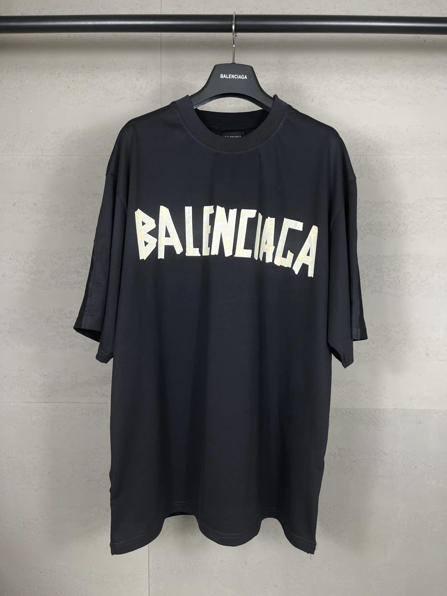 🅿️206 Actual pictures [Top version. Official website quality] BALENCI*GA/Paris. 24ss latest front and rear fabric splicing of different colors. AB double-sided printing and embroidery double combined with classic style. Genuine product developed at the first time. Notice! ️New method of splicing, different market currency. The brick cabinet is synchronized. The fabric is made of Paris ZP custom-woven and dyed cotton with double yarns and compact cotton. The weight is 260 grams. The cloth surface is clean. The cloth pattern is clear, soft and comfortable, and the threads are dyed with no color difference. The classic pattern is directly printed using environmentally friendly imported materials, and the embroidery uses an imported Tajima embroidery machine. The letters are clear and the effect is three-dimensional. Restore the brick cabinet. The overweight craft version adopts the OS loose shoulder version. The same style for men and women. Code: BL223366 Color: black blue, gray and white Size: XS to L