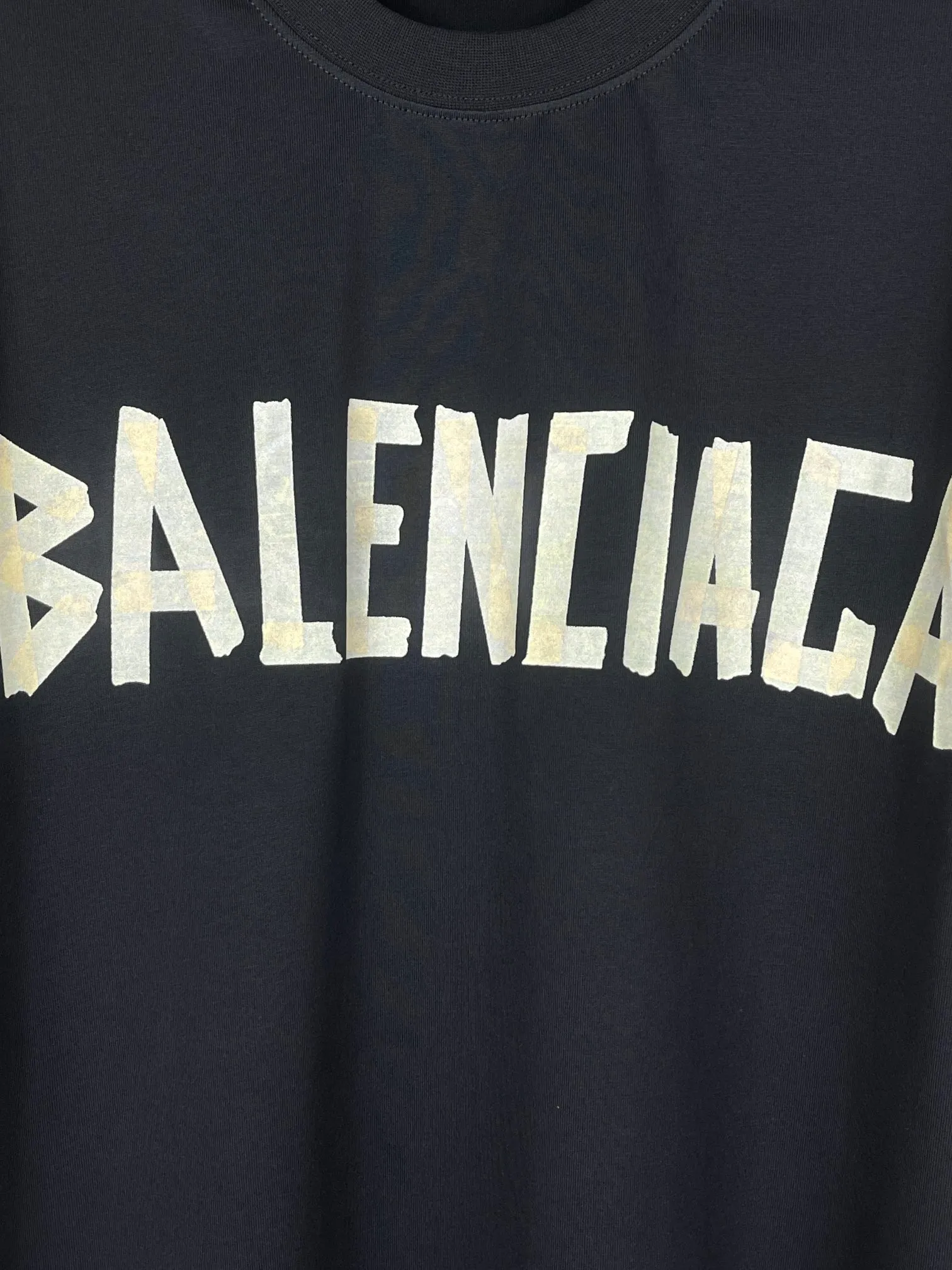 🅿️206 Actual pictures [Top version. Official website quality] BALENCI*GA/Paris. 24ss latest front and rear fabric splicing of different colors. AB double-sided printing and embroidery double combined with classic style. Genuine product developed at the first time. Notice! ️New method of splicing, different market currency. The brick cabinet is synchronized. The fabric is made of Paris ZP custom-woven and dyed cotton with double yarns and compact cotton. The weight is 260 grams. The cloth surface is clean. The cloth pattern is clear, soft and comfortable, and the threads are dyed with no color difference. The classic pattern is directly printed using environmentally friendly imported materials, and the embroidery uses an imported Tajima embroidery machine. The letters are clear and the effect is three-dimensional. Restore the brick cabinet. The overweight craft version adopts the OS loose shoulder version. The same style for men and women. Code: BL223366 Color: black blue, gray and white Size: XS to L