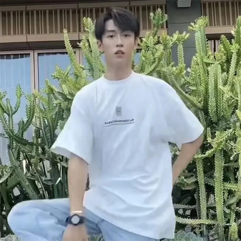 ♻️💯Upper body reference model picture❤️The top tested version of Balenciaga BALENCIAGA embroidered PDG 22SS new male and female couple star same style pure cotton loose short-sleeved T-shirt. The fabric is made of 26S240g Odel pure cotton fabric, the skin feels super silky! The printing uses imported Japanese Tajima embroidery technology. The straight line distortions you see in the picture are the folds of the clothes, and the stripes are straight lines. The letters are clear and full!  Color: White Size: XS-L P:250