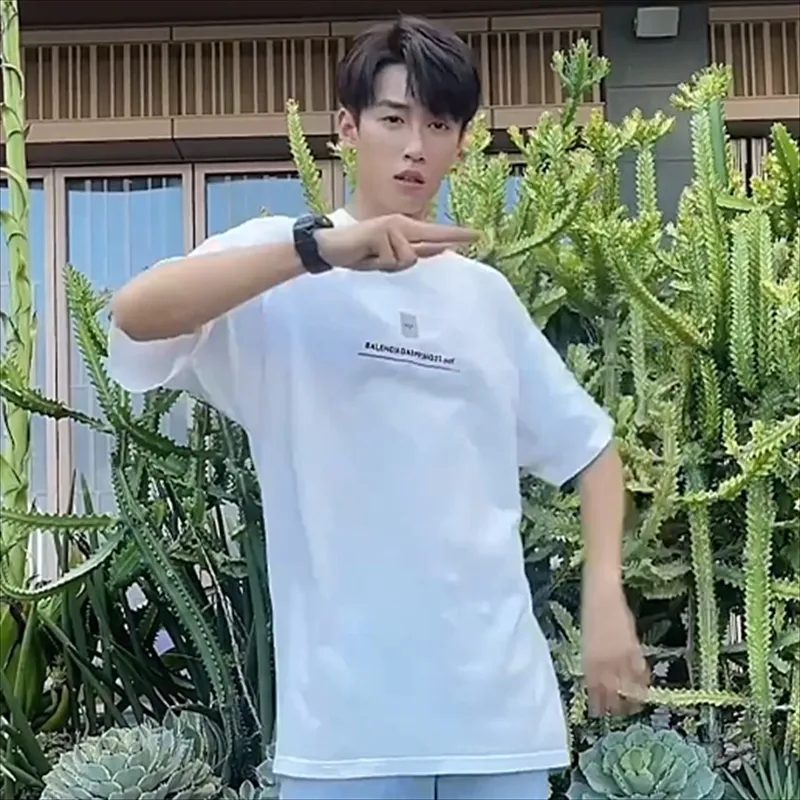 ♻️💯Upper body reference model picture❤️The top tested version of Balenciaga BALENCIAGA embroidered PDG 22SS new male and female couple star same style pure cotton loose short-sleeved T-shirt. The fabric is made of 26S240g Odel pure cotton fabric, the skin feels super silky! The printing uses imported Japanese Tajima embroidery technology. The straight line distortions you see in the picture are the folds of the clothes, and the stripes are straight lines. The letters are clear and full!  Color: White Size: XS-L P:250