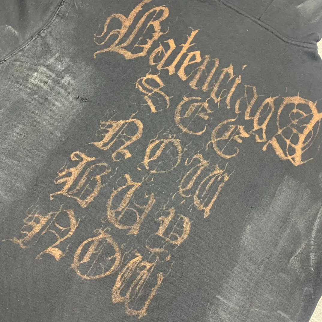 Top tested version BALENCIAGA Balenciaga SS23 official website catwalk style mud-dyed Sanskrit destruction male and female couple star same style pure cotton wide zipper jacket sweatshirt. The back printing uses white ink direct injection process. After spraying out a very obvious effect, it is made into garments and washed, and the fabric printing is washed to a vague nostalgic retro feeling. This is the key soul of this dress!  PS: The printing size and fabric are all the same, only the length of the clothes is ➕ 4 cm! 460 grams of high-end customized fabrics, with excellent washing effect, breathable and thick hand feel. The details are all made by hand polishing and craftsmanship. The original version is matched and not easy to deform. The independent zipper hardware is molded and the ready-to-wear is heavily washed. The color is washed black and the black jacket is the basic foundation. The mud-dyed hand-painted plate matching process on the back presents a Sanskrit letter design that is very classic and versatile. I fell in love with it at first sight. It has been created through multiple processes to create a full sense of high-end. Same style for men and women, complete in three sizes, size: XS-L P:430