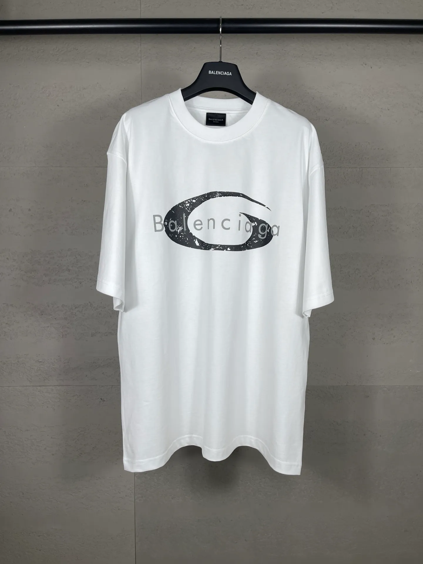 🅿️180 real photos [Top version. Official website quality] BALENCI*GA/Paris.SS25 latest model, Paris micro-label classic LOGO art cracked print short-sleeved T-shirt. Brick cabinet synchronization. Genuine product development at the first time, happy to print and compare! The fabric is made of Paris ZP custom-woven and dyed cotton double yarn. Weighing 260 grams, the cloth surface is clean. The cloth pattern is clear, soft and comfortable. The threads are dyed with no color difference. The printing uses environmentally friendly imported crack printing materials. The letters are clear and the effect is three-dimensional. The version adopts OS loose shoulder design. Same style for men and women. Code: BL253673 Color: black, white Size: XS S M L