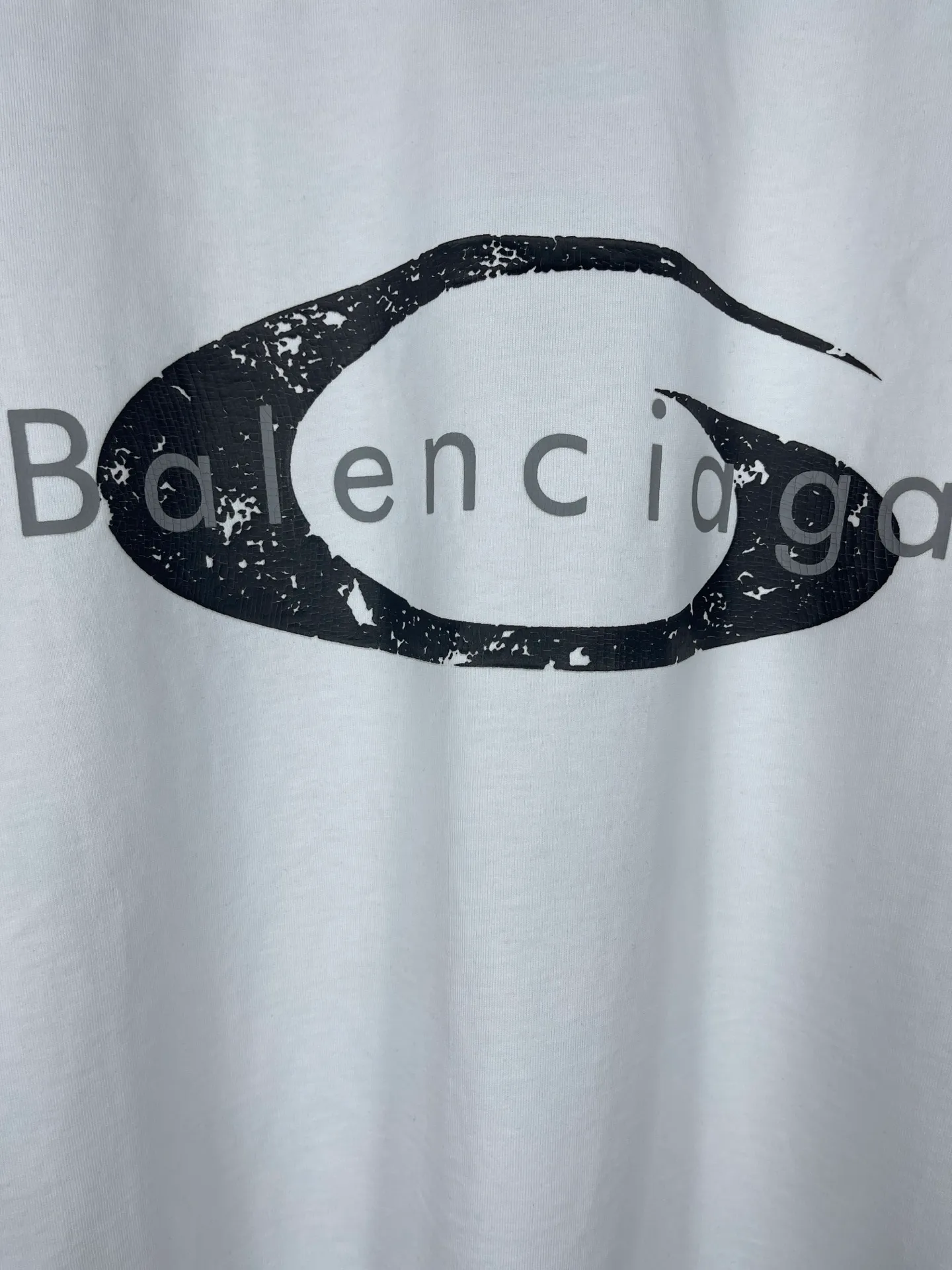 🅿️180 real photos [Top version. Official website quality] BALENCI*GA/Paris.SS25 latest model, Paris micro-label classic LOGO art cracked print short-sleeved T-shirt. Brick cabinet synchronization. Genuine product development at the first time, happy to print and compare! The fabric is made of Paris ZP custom-woven and dyed cotton double yarn. Weighing 260 grams, the cloth surface is clean. The cloth pattern is clear, soft and comfortable. The threads are dyed with no color difference. The printing uses environmentally friendly imported crack printing materials. The letters are clear and the effect is three-dimensional. The version adopts OS loose shoulder design. Same style for men and women. Code: BL253673 Color: black, white Size: XS S M L