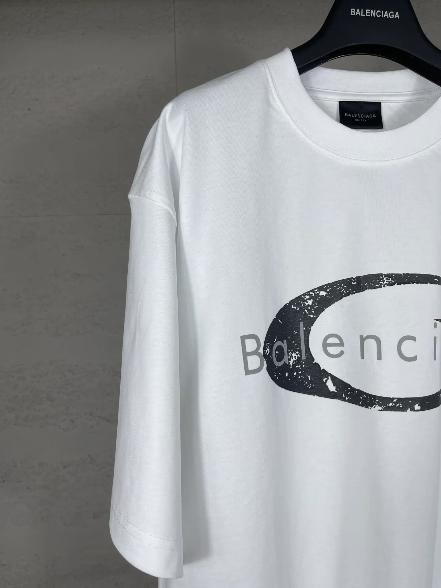 🅿️180 real photos [Top version. Official website quality] BALENCI*GA/Paris.SS25 latest model, Paris micro-label classic LOGO art cracked print short-sleeved T-shirt. Brick cabinet synchronization. Genuine product development at the first time, happy to print and compare! The fabric is made of Paris ZP custom-woven and dyed cotton double yarn. Weighing 260 grams, the cloth surface is clean. The cloth pattern is clear, soft and comfortable. The threads are dyed with no color difference. The printing uses environmentally friendly imported crack printing materials. The letters are clear and the effect is three-dimensional. The version adopts OS loose shoulder design. Same style for men and women. Code: BL253673 Color: black, white Size: XS S M L