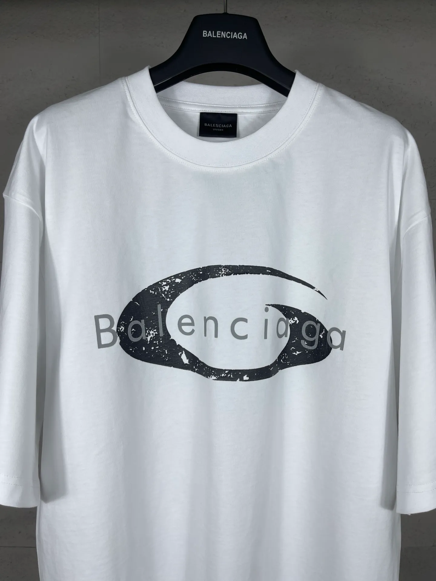 🅿️180 real photos [Top version. Official website quality] BALENCI*GA/Paris.SS25 latest model, Paris micro-label classic LOGO art cracked print short-sleeved T-shirt. Brick cabinet synchronization. Genuine product development at the first time, happy to print and compare! The fabric is made of Paris ZP custom-woven and dyed cotton double yarn. Weighing 260 grams, the cloth surface is clean. The cloth pattern is clear, soft and comfortable. The threads are dyed with no color difference. The printing uses environmentally friendly imported crack printing materials. The letters are clear and the effect is three-dimensional. The version adopts OS loose shoulder design. Same style for men and women. Code: BL253673 Color: black, white Size: XS S M L