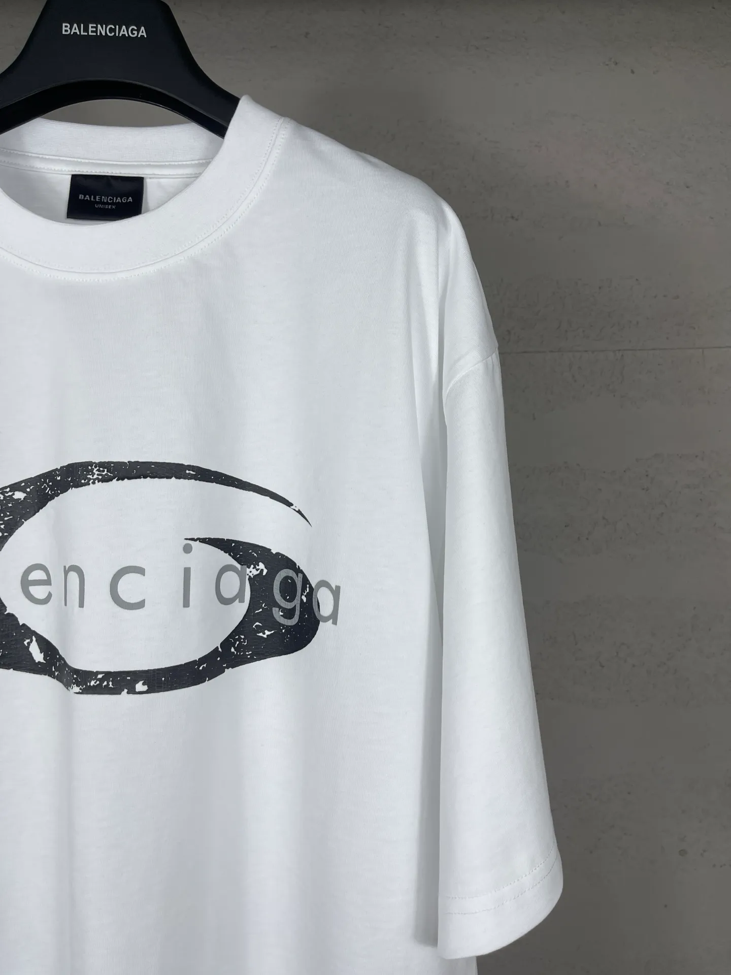 🅿️180 real photos [Top version. Official website quality] BALENCI*GA/Paris.SS25 latest model, Paris micro-label classic LOGO art cracked print short-sleeved T-shirt. Brick cabinet synchronization. Genuine product development at the first time, happy to print and compare! The fabric is made of Paris ZP custom-woven and dyed cotton double yarn. Weighing 260 grams, the cloth surface is clean. The cloth pattern is clear, soft and comfortable. The threads are dyed with no color difference. The printing uses environmentally friendly imported crack printing materials. The letters are clear and the effect is three-dimensional. The version adopts OS loose shoulder design. Same style for men and women. Code: BL253673 Color: black, white Size: XS S M L