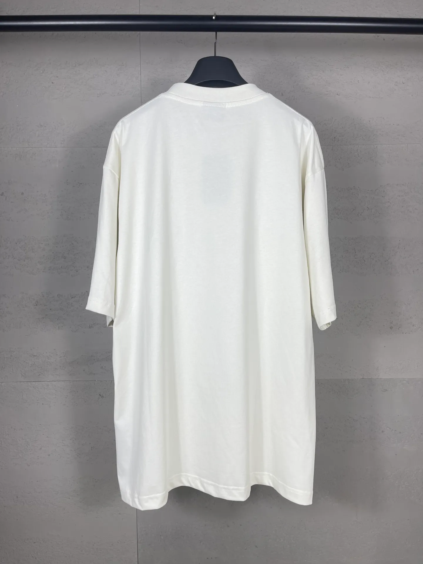 🅿️170 real photos [Top version. Official website quality] BALENCI*GA/Paris. 2024 new style. 3M reflective letter printed short-sleeved T-shirt, brick cabinet synchronization. Genuine product developed in the first time, happy to print and compare! The fabric is made of Paris ZP custom-woven and dyed cotton double yarn. Weighing 260 grams, the cloth surface is clean. The cloth pattern is clear, soft and comfortable. The threads are dyed with no color difference. The front piece is printed with reflective film. The effect is three-dimensional. Restore the brick cabinet. Different market currency, welcome to compare, the version adopts OS loose shoulder version. Same style for men and women Coding: BL223386 Color. Black, off-white Size: XS to L