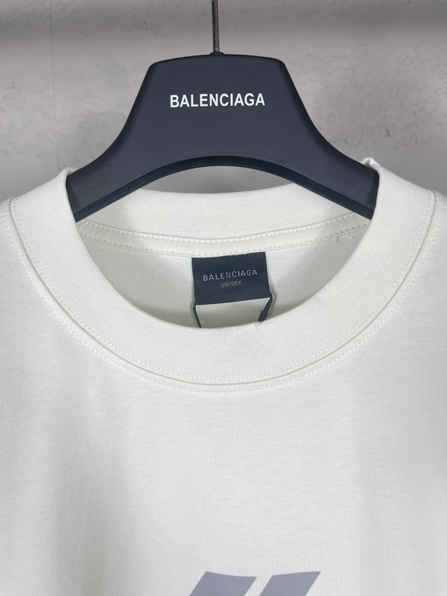 🅿️170 real photos [Top version. Official website quality] BALENCI*GA/Paris. 2024 new style. 3M reflective letter printed short-sleeved T-shirt, brick cabinet synchronization. Genuine product developed in the first time, happy to print and compare! The fabric is made of Paris ZP custom-woven and dyed cotton double yarn. Weighing 260 grams, the cloth surface is clean. The cloth pattern is clear, soft and comfortable. The threads are dyed with no color difference. The front piece is printed with reflective film. The effect is three-dimensional. Restore the brick cabinet. Different market currency, welcome to compare, the version adopts OS loose shoulder version. Same style for men and women Coding: BL223386 Color. Black, off-white Size: XS to L
