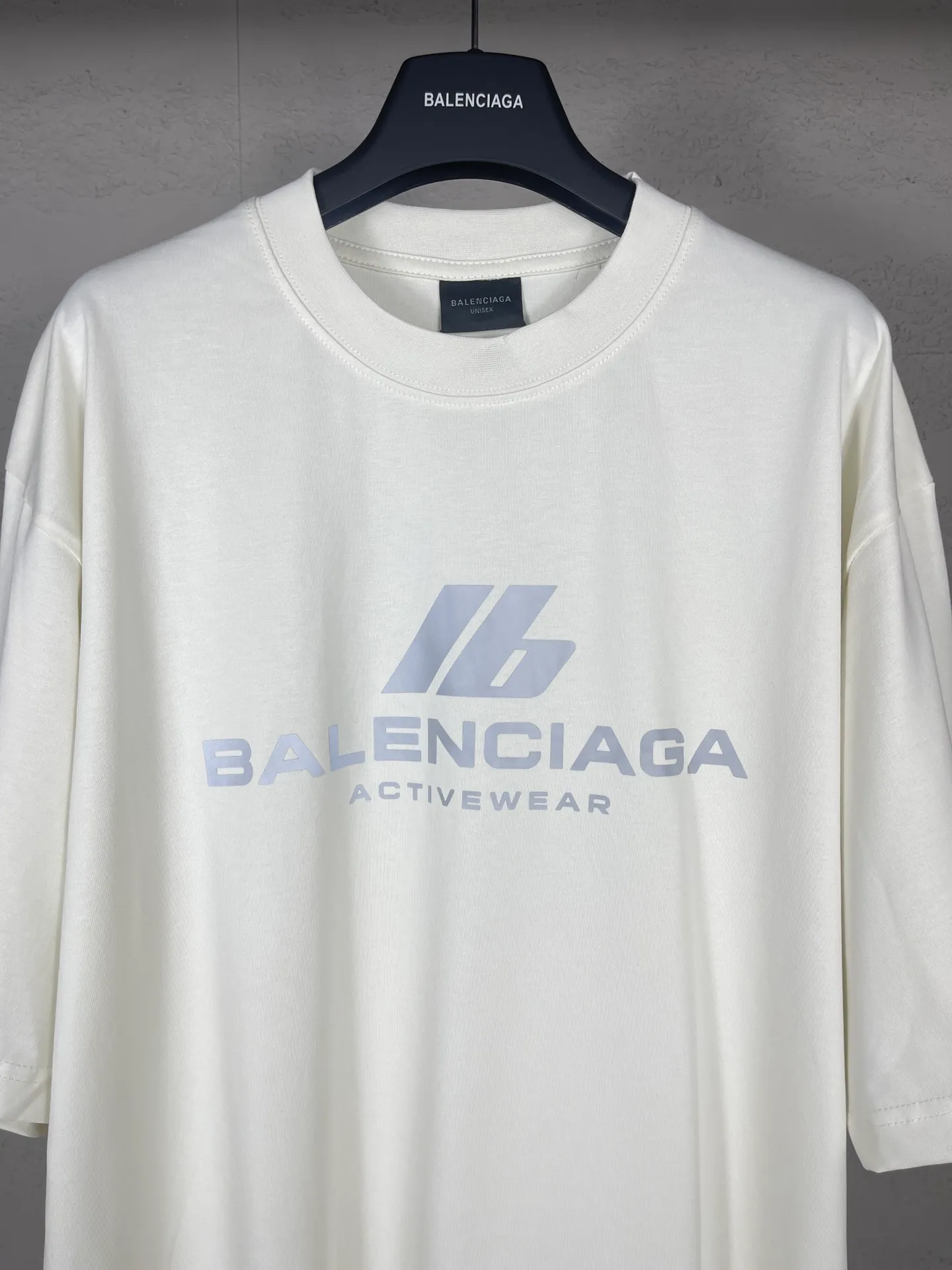 🅿️170 real photos [Top version. Official website quality] BALENCI*GA/Paris. 2024 new style. 3M reflective letter printed short-sleeved T-shirt, brick cabinet synchronization. Genuine product developed in the first time, happy to print and compare! The fabric is made of Paris ZP custom-woven and dyed cotton double yarn. Weighing 260 grams, the cloth surface is clean. The cloth pattern is clear, soft and comfortable. The threads are dyed with no color difference. The front piece is printed with reflective film. The effect is three-dimensional. Restore the brick cabinet. Different market currency, welcome to compare, the version adopts OS loose shoulder version. Same style for men and women Coding: BL223386 Color. Black, off-white Size: XS to L