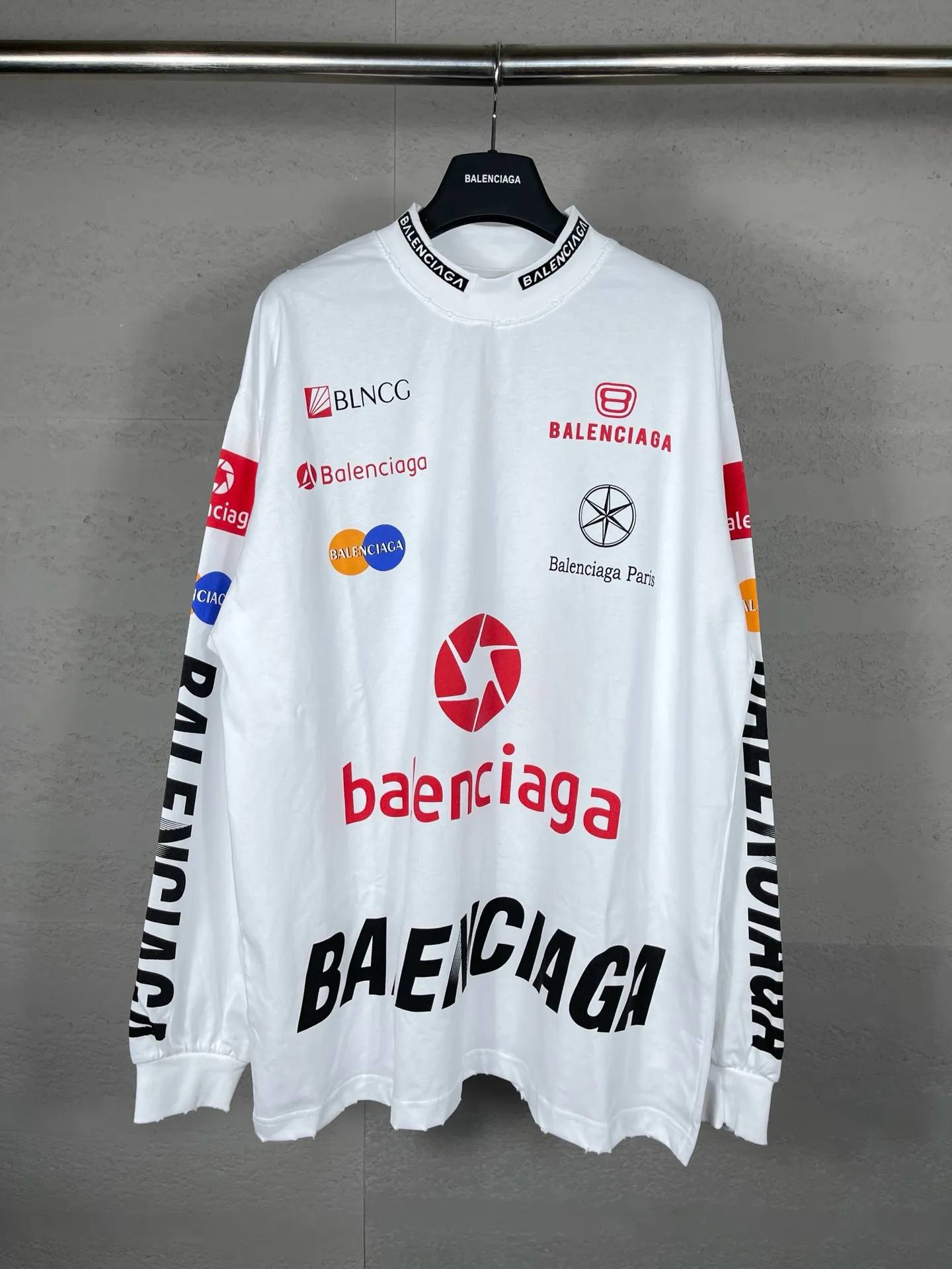 🅿️220 real photos [Top version. Official website quality] BALENCI*GA/Paris BALENCI*GA#2024 latest model, multiple LoGO classic prints, collar embroidery, ready-to-wear worn long-sleeved T-shirts. Brick cabinet synchronization. Genuine products are developed and developed in the first time. Welcome to compare! Notice! ️The authentic product is worn and worn throughout. The fabric is made of Paris ZP custom-woven and dyed 100% cotton with double yarns and compact cotton. The weight is 260 grams. The cloth surface is clean. The cloth pattern is clear. It is soft and comfortable. It has good color fastness and is not easy to change color. The threads are woven and dyed with no color difference. The printing is done by computer direct printing, and the rib embroidery on the front collar has a three-dimensional effect. The garment is distressed and worn, with ultra-high craftsmanship. The version adopts the OS loose shoulder style. Same style for men and women. Coding: BL225011 Color: white, dark gray blue Size: XS S M L