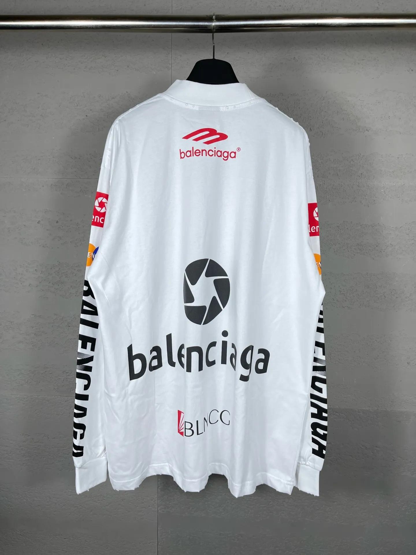 🅿️220 real photos [Top version. Official website quality] BALENCI*GA/Paris BALENCI*GA#2024 latest model, multiple LoGO classic prints, collar embroidery, ready-to-wear worn long-sleeved T-shirts. Brick cabinet synchronization. Genuine products are developed and developed in the first time. Welcome to compare! Notice! ️The authentic product is worn and worn throughout. The fabric is made of Paris ZP custom-woven and dyed 100% cotton with double yarns and compact cotton. The weight is 260 grams. The cloth surface is clean. The cloth pattern is clear. It is soft and comfortable. It has good color fastness and is not easy to change color. The threads are woven and dyed with no color difference. The printing is done by computer direct printing, and the rib embroidery on the front collar has a three-dimensional effect. The garment is distressed and worn, with ultra-high craftsmanship. The version adopts the OS loose shoulder style. Same style for men and women. Coding: BL225011 Color: white, dark gray blue Size: XS S M L