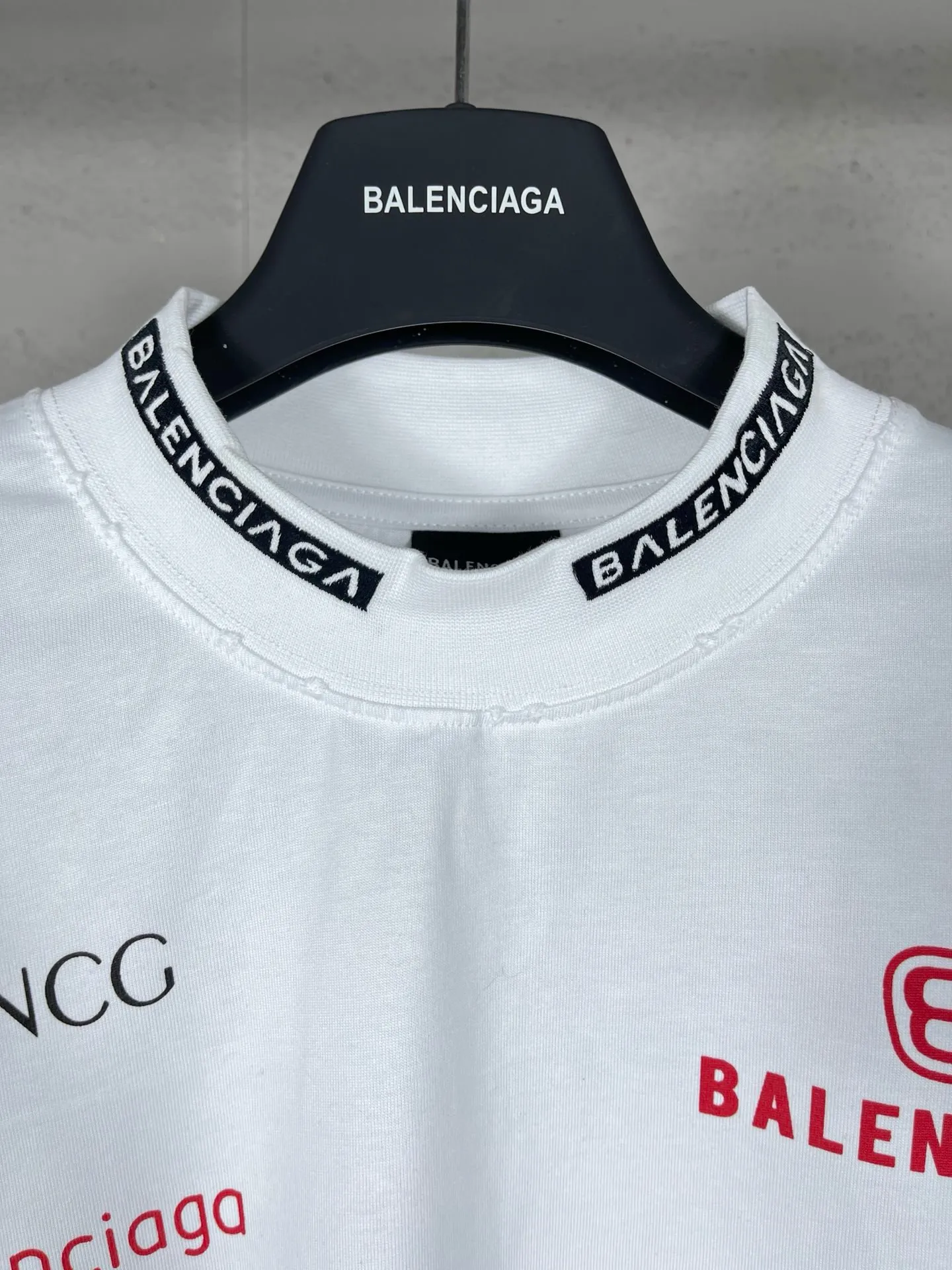 🅿️220 real photos [Top version. Official website quality] BALENCI*GA/Paris BALENCI*GA#2024 latest model, multiple LoGO classic prints, collar embroidery, ready-to-wear worn long-sleeved T-shirts. Brick cabinet synchronization. Genuine products are developed and developed in the first time. Welcome to compare! Notice! ️The authentic product is worn and worn throughout. The fabric is made of Paris ZP custom-woven and dyed 100% cotton with double yarns and compact cotton. The weight is 260 grams. The cloth surface is clean. The cloth pattern is clear. It is soft and comfortable. It has good color fastness and is not easy to change color. The threads are woven and dyed with no color difference. The printing is done by computer direct printing, and the rib embroidery on the front collar has a three-dimensional effect. The garment is distressed and worn, with ultra-high craftsmanship. The version adopts the OS loose shoulder style. Same style for men and women. Coding: BL225011 Color: white, dark gray blue Size: XS S M L