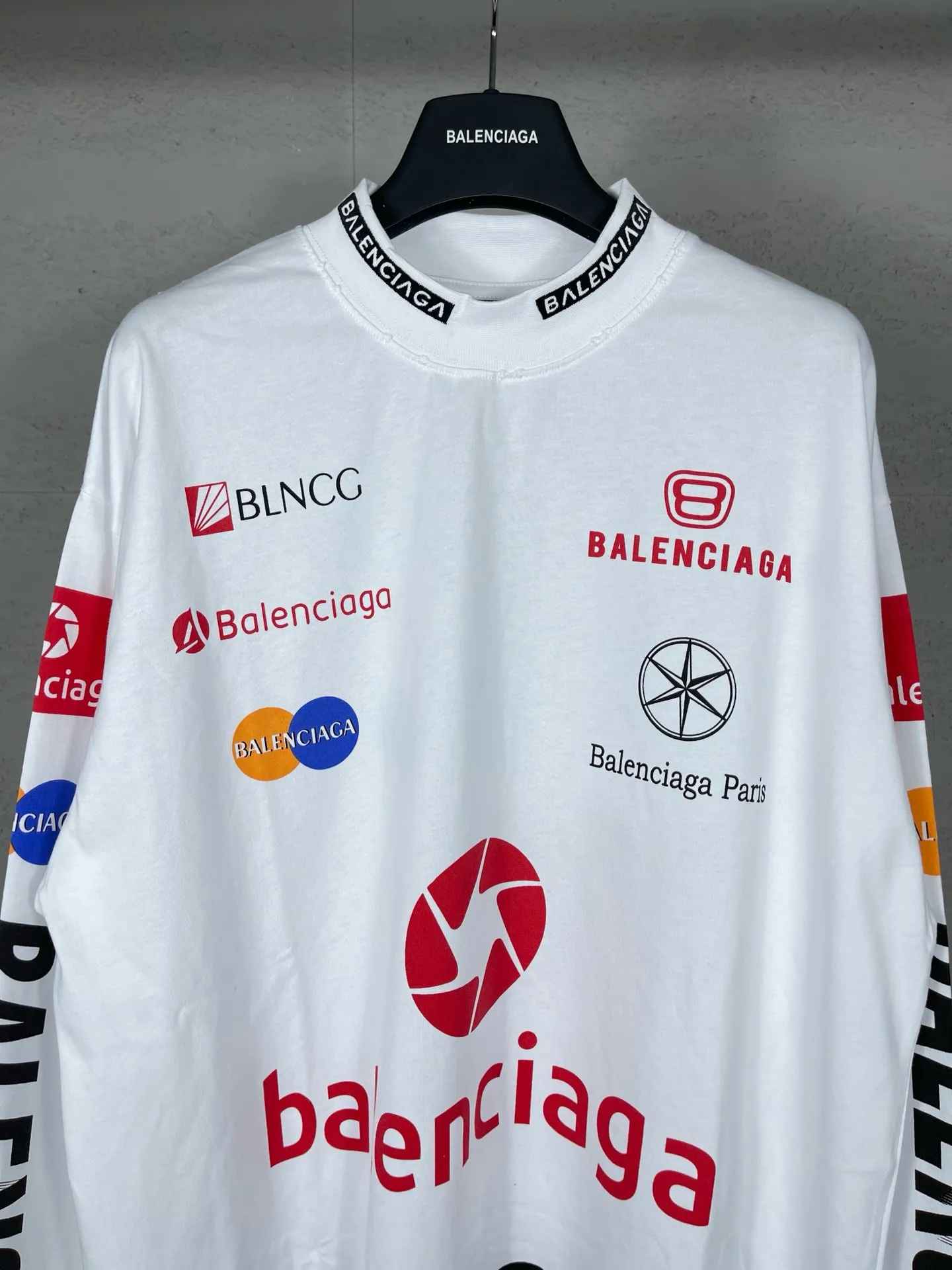 🅿️220 real photos [Top version. Official website quality] BALENCI*GA/Paris BALENCI*GA#2024 latest model, multiple LoGO classic prints, collar embroidery, ready-to-wear worn long-sleeved T-shirts. Brick cabinet synchronization. Genuine products are developed and developed in the first time. Welcome to compare! Notice! ️The authentic product is worn and worn throughout. The fabric is made of Paris ZP custom-woven and dyed 100% cotton with double yarns and compact cotton. The weight is 260 grams. The cloth surface is clean. The cloth pattern is clear. It is soft and comfortable. It has good color fastness and is not easy to change color. The threads are woven and dyed with no color difference. The printing is done by computer direct printing, and the rib embroidery on the front collar has a three-dimensional effect. The garment is distressed and worn, with ultra-high craftsmanship. The version adopts the OS loose shoulder style. Same style for men and women. Coding: BL225011 Color: white, dark gray blue Size: XS S M L