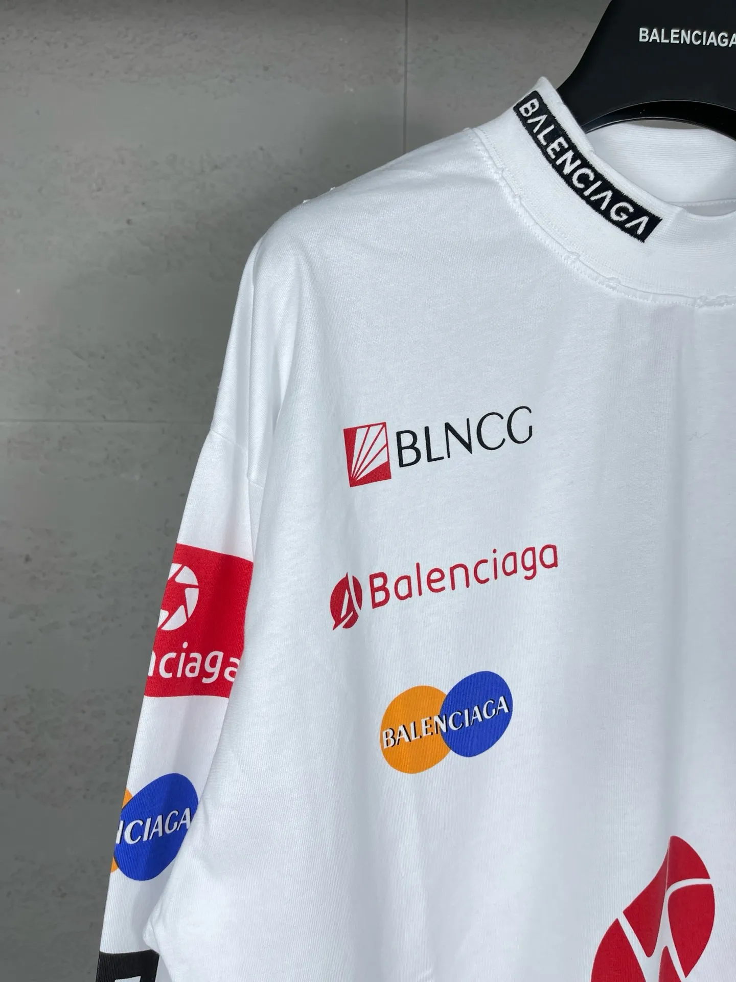 🅿️220 real photos [Top version. Official website quality] BALENCI*GA/Paris BALENCI*GA#2024 latest model, multiple LoGO classic prints, collar embroidery, ready-to-wear worn long-sleeved T-shirts. Brick cabinet synchronization. Genuine products are developed and developed in the first time. Welcome to compare! Notice! ️The authentic product is worn and worn throughout. The fabric is made of Paris ZP custom-woven and dyed 100% cotton with double yarns and compact cotton. The weight is 260 grams. The cloth surface is clean. The cloth pattern is clear. It is soft and comfortable. It has good color fastness and is not easy to change color. The threads are woven and dyed with no color difference. The printing is done by computer direct printing, and the rib embroidery on the front collar has a three-dimensional effect. The garment is distressed and worn, with ultra-high craftsmanship. The version adopts the OS loose shoulder style. Same style for men and women. Coding: BL225011 Color: white, dark gray blue Size: XS S M L
