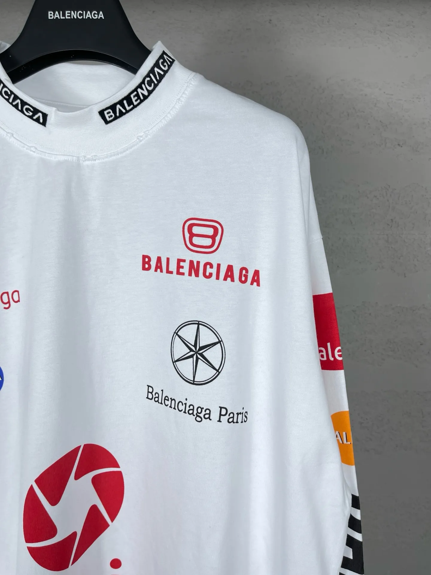🅿️220 real photos [Top version. Official website quality] BALENCI*GA/Paris BALENCI*GA#2024 latest model, multiple LoGO classic prints, collar embroidery, ready-to-wear worn long-sleeved T-shirts. Brick cabinet synchronization. Genuine products are developed and developed in the first time. Welcome to compare! Notice! ️The authentic product is worn and worn throughout. The fabric is made of Paris ZP custom-woven and dyed 100% cotton with double yarns and compact cotton. The weight is 260 grams. The cloth surface is clean. The cloth pattern is clear. It is soft and comfortable. It has good color fastness and is not easy to change color. The threads are woven and dyed with no color difference. The printing is done by computer direct printing, and the rib embroidery on the front collar has a three-dimensional effect. The garment is distressed and worn, with ultra-high craftsmanship. The version adopts the OS loose shoulder style. Same style for men and women. Coding: BL225011 Color: white, dark gray blue Size: XS S M L