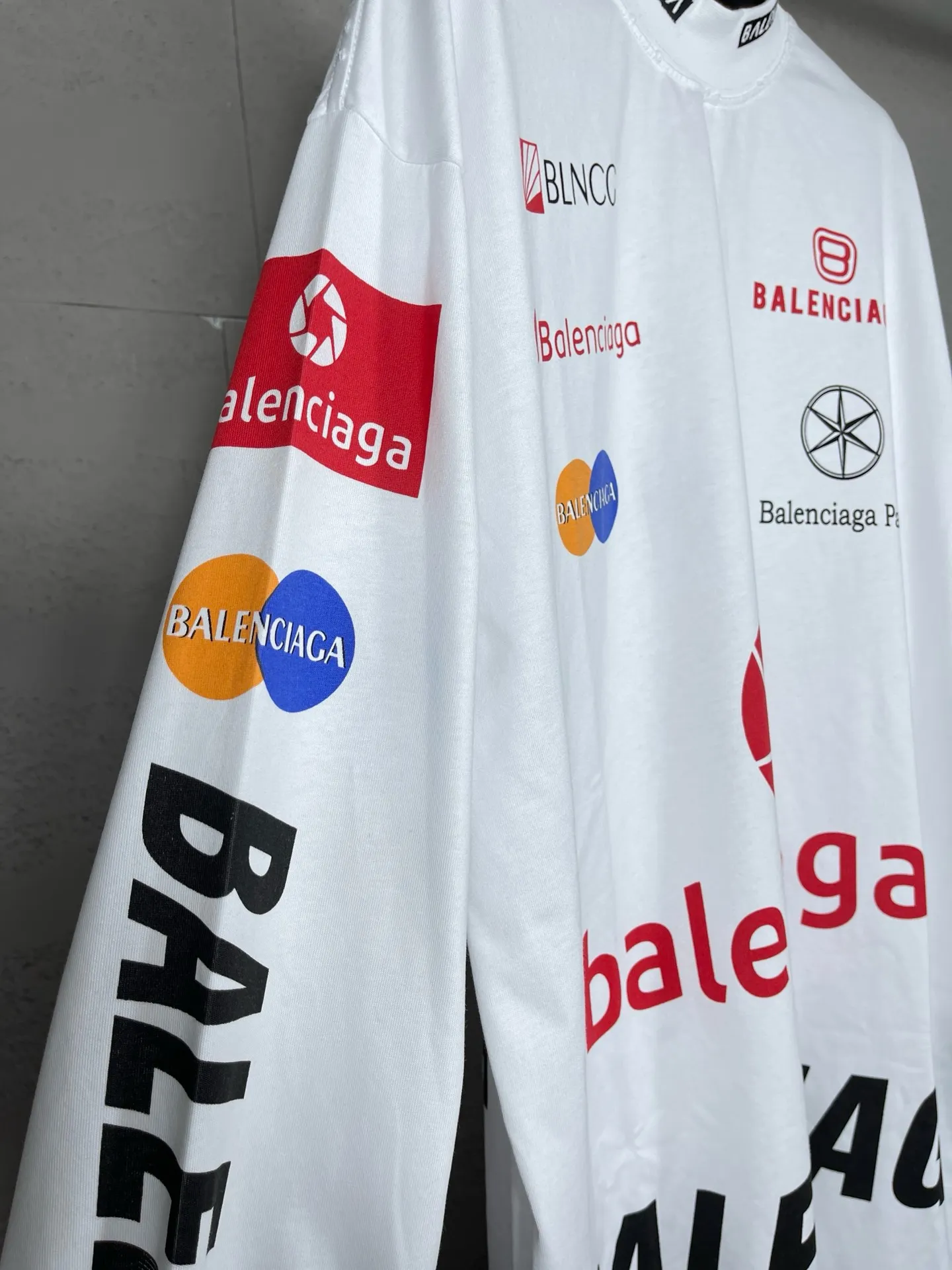 🅿️220 real photos [Top version. Official website quality] BALENCI*GA/Paris BALENCI*GA#2024 latest model, multiple LoGO classic prints, collar embroidery, ready-to-wear worn long-sleeved T-shirts. Brick cabinet synchronization. Genuine products are developed and developed in the first time. Welcome to compare! Notice! ️The authentic product is worn and worn throughout. The fabric is made of Paris ZP custom-woven and dyed 100% cotton with double yarns and compact cotton. The weight is 260 grams. The cloth surface is clean. The cloth pattern is clear. It is soft and comfortable. It has good color fastness and is not easy to change color. The threads are woven and dyed with no color difference. The printing is done by computer direct printing, and the rib embroidery on the front collar has a three-dimensional effect. The garment is distressed and worn, with ultra-high craftsmanship. The version adopts the OS loose shoulder style. Same style for men and women. Coding: BL225011 Color: white, dark gray blue Size: XS S M L