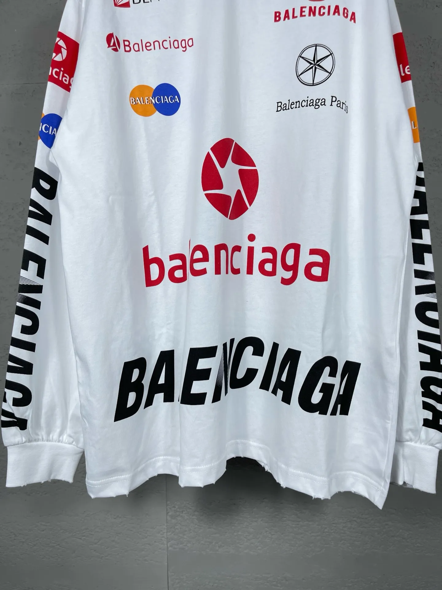 🅿️220 real photos [Top version. Official website quality] BALENCI*GA/Paris BALENCI*GA#2024 latest model, multiple LoGO classic prints, collar embroidery, ready-to-wear worn long-sleeved T-shirts. Brick cabinet synchronization. Genuine products are developed and developed in the first time. Welcome to compare! Notice! ️The authentic product is worn and worn throughout. The fabric is made of Paris ZP custom-woven and dyed 100% cotton with double yarns and compact cotton. The weight is 260 grams. The cloth surface is clean. The cloth pattern is clear. It is soft and comfortable. It has good color fastness and is not easy to change color. The threads are woven and dyed with no color difference. The printing is done by computer direct printing, and the rib embroidery on the front collar has a three-dimensional effect. The garment is distressed and worn, with ultra-high craftsmanship. The version adopts the OS loose shoulder style. Same style for men and women. Coding: BL225011 Color: white, dark gray blue Size: XS S M L