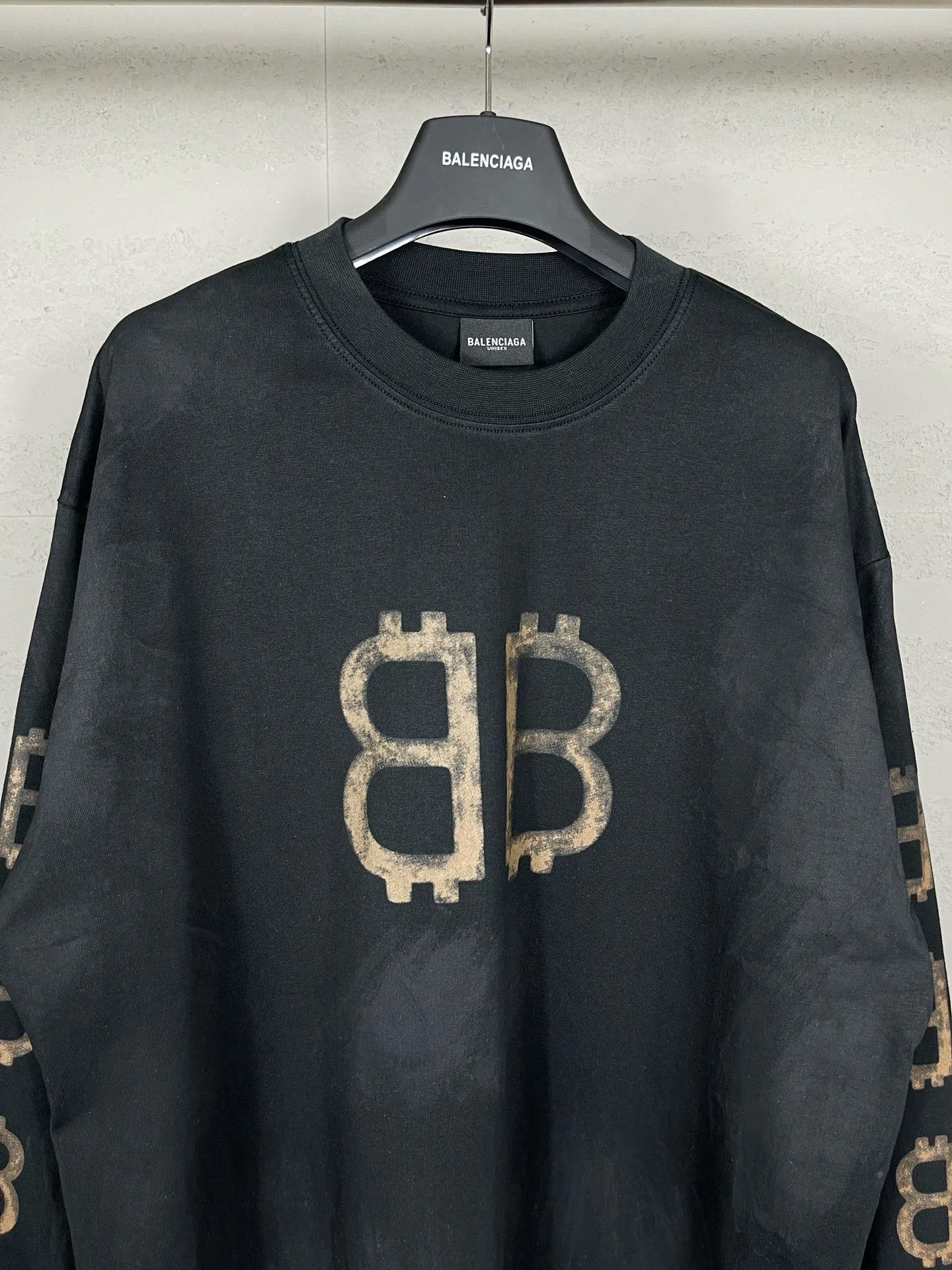 🅿️220 detailed pictures [Top version. Official website quality] BALENCI*GA/Paris. 2023 latest mud hand-painted worn distressed long-sleeved T-shirt. Brick cabinet synchronization. ⚠️Difference between market currency, genuine development, worn. Hand-painted consistent with ZP,‼ ️The fabric is made of Paris ZP custom-woven and dyed 100% double yarn compact cotton. The weight is 260 grams. The cloth surface is clean. The cloth pattern is clear, soft and comfortable. The threads are dyed with no color difference. Ready-made garments are hand-painted, worn, and distressed, with heavy craftsmanship. Comparisons welcome. The version adopts OS loose shoulder design. Same style for men and women. Code: BL225006 Color: black blue, off-white Size: XS S M L