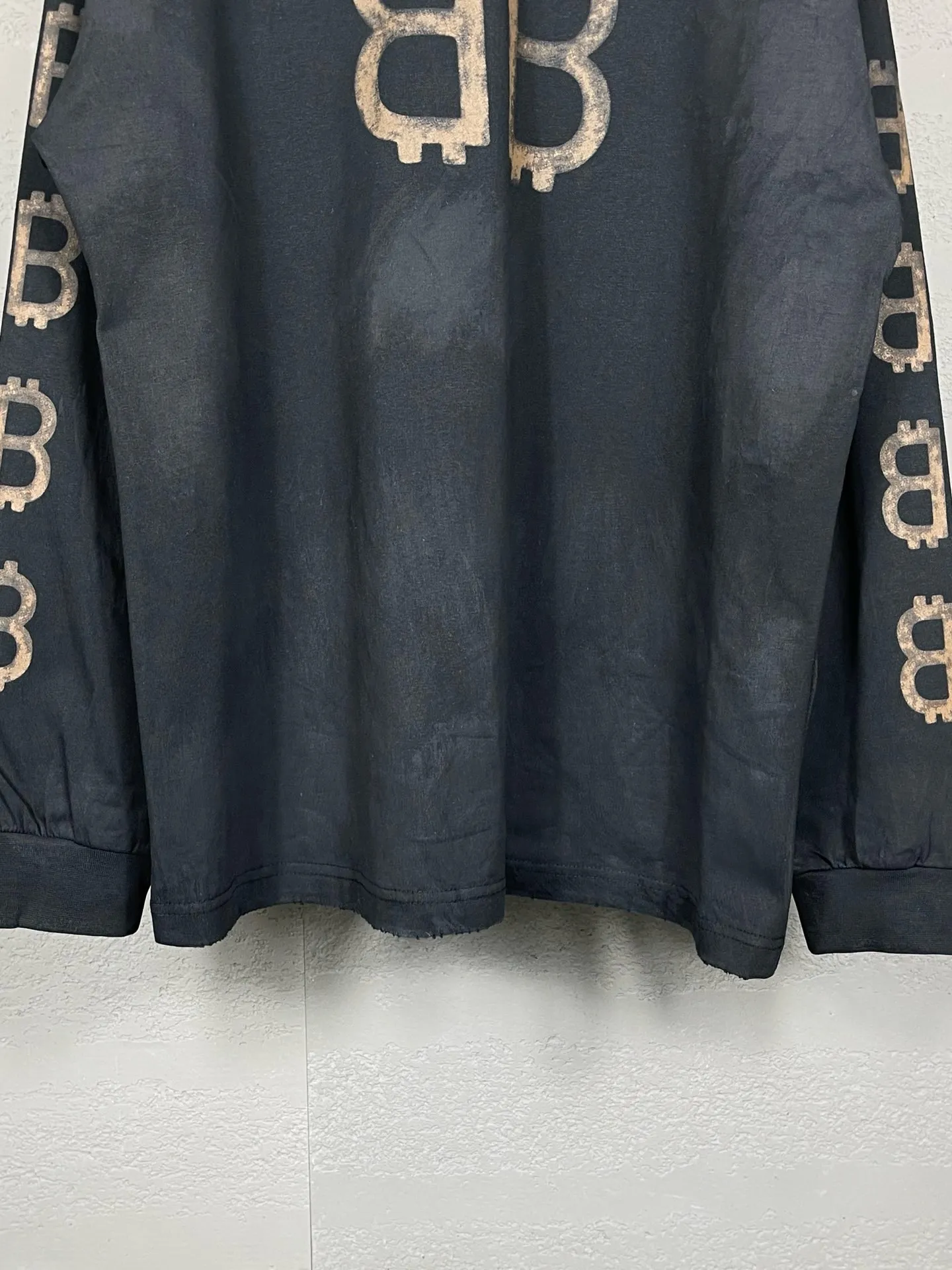 🅿️220 detailed pictures [Top version. Official website quality] BALENCI*GA/Paris. 2023 latest mud hand-painted worn distressed long-sleeved T-shirt. Brick cabinet synchronization. ⚠️Difference between market currency, genuine development, worn. Hand-painted consistent with ZP,‼ ️The fabric is made of Paris ZP custom-woven and dyed 100% double yarn compact cotton. The weight is 260 grams. The cloth surface is clean. The cloth pattern is clear, soft and comfortable. The threads are dyed with no color difference. Ready-made garments are hand-painted, worn, and distressed, with heavy craftsmanship. Comparisons welcome. The version adopts OS loose shoulder design. Same style for men and women. Code: BL225006 Color: black blue, off-white Size: XS S M L