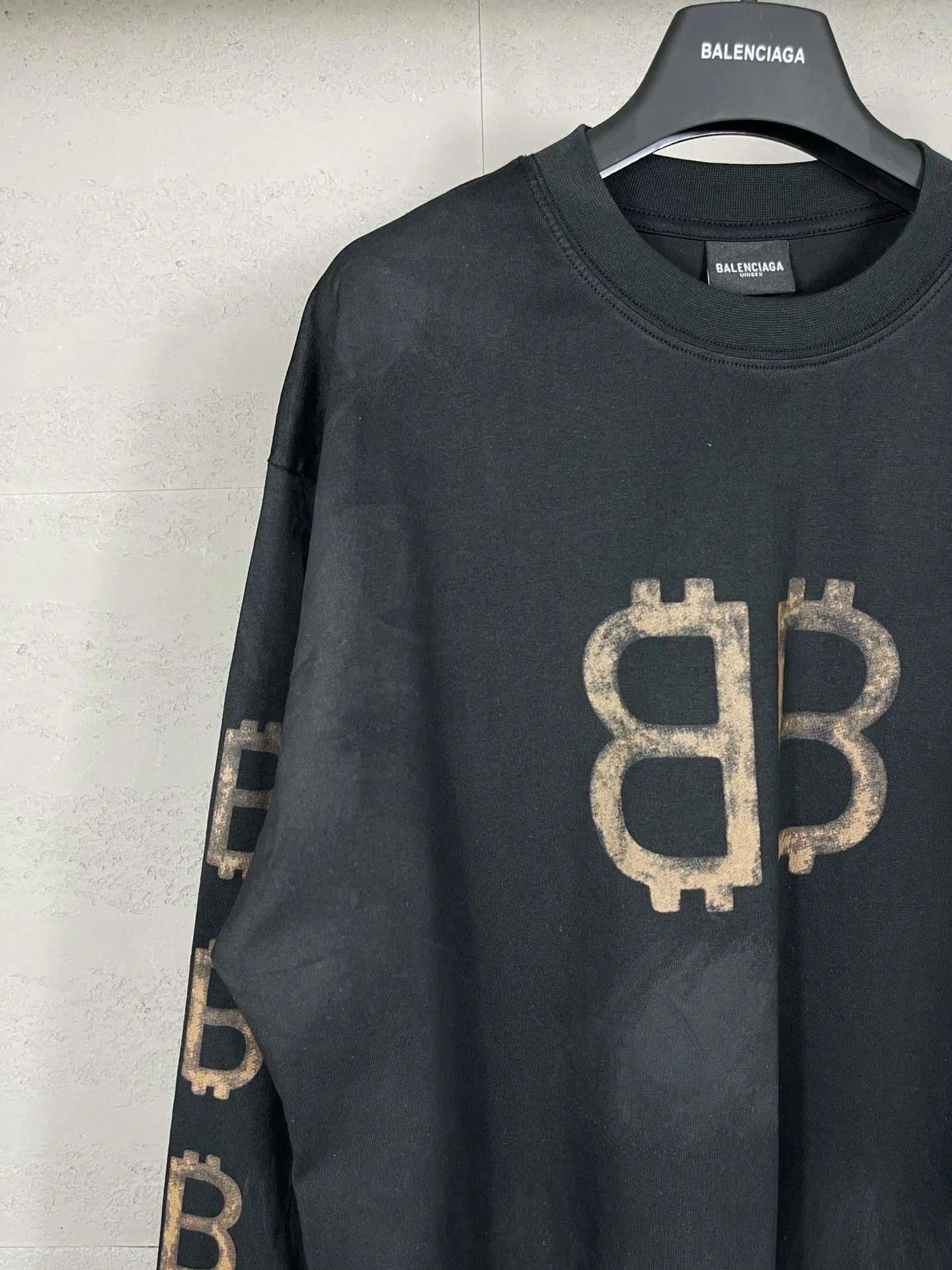 🅿️220 detailed pictures [Top version. Official website quality] BALENCI*GA/Paris. 2023 latest mud hand-painted worn distressed long-sleeved T-shirt. Brick cabinet synchronization. ⚠️Difference between market currency, genuine development, worn. Hand-painted consistent with ZP,‼ ️The fabric is made of Paris ZP custom-woven and dyed 100% double yarn compact cotton. The weight is 260 grams. The cloth surface is clean. The cloth pattern is clear, soft and comfortable. The threads are dyed with no color difference. Ready-made garments are hand-painted, worn, and distressed, with heavy craftsmanship. Comparisons welcome. The version adopts OS loose shoulder design. Same style for men and women. Code: BL225006 Color: black blue, off-white Size: XS S M L