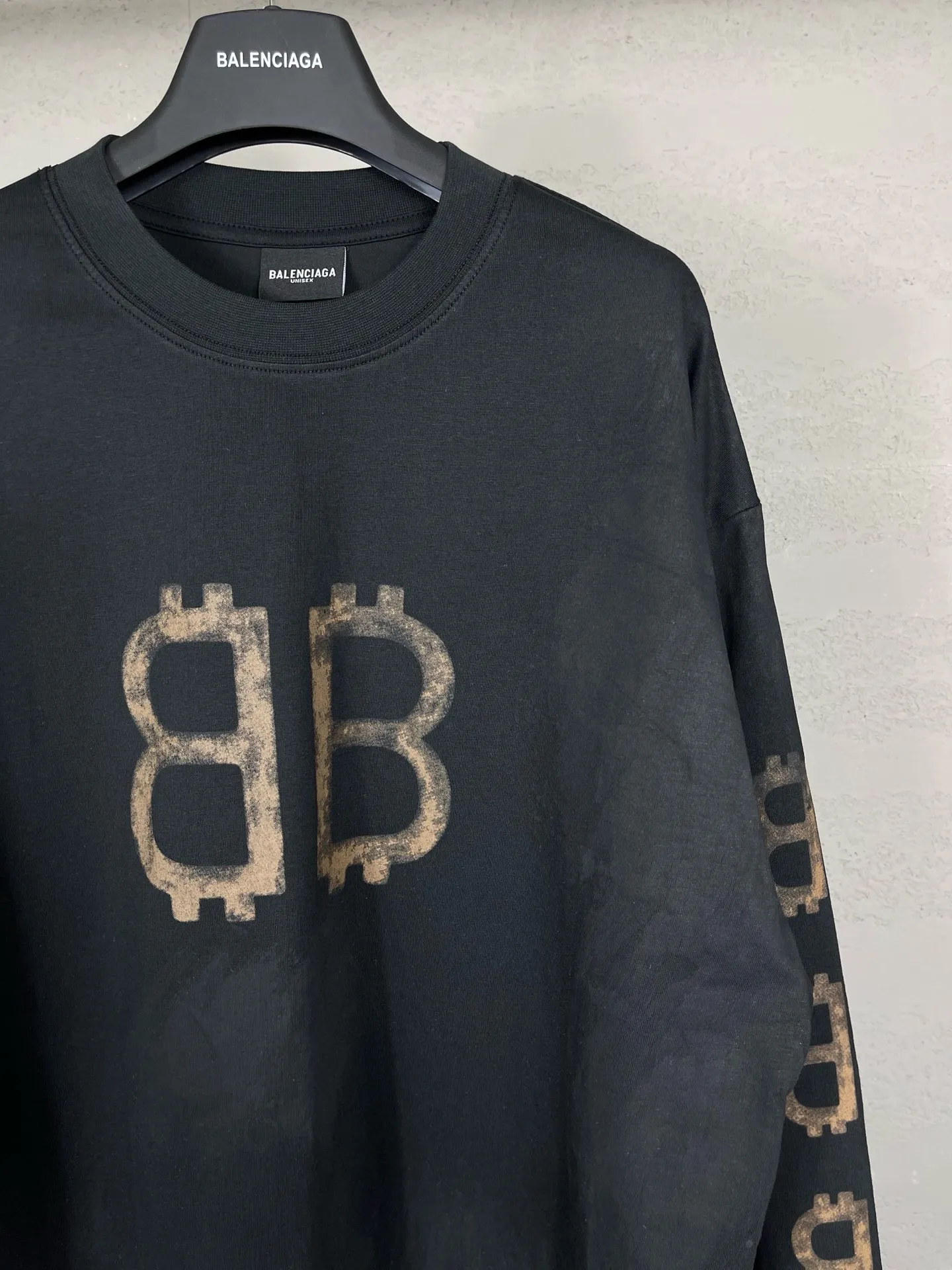 🅿️220 detailed pictures [Top version. Official website quality] BALENCI*GA/Paris. 2023 latest mud hand-painted worn distressed long-sleeved T-shirt. Brick cabinet synchronization. ⚠️Difference between market currency, genuine development, worn. Hand-painted consistent with ZP,‼ ️The fabric is made of Paris ZP custom-woven and dyed 100% double yarn compact cotton. The weight is 260 grams. The cloth surface is clean. The cloth pattern is clear, soft and comfortable. The threads are dyed with no color difference. Ready-made garments are hand-painted, worn, and distressed, with heavy craftsmanship. Comparisons welcome. The version adopts OS loose shoulder design. Same style for men and women. Code: BL225006 Color: black blue, off-white Size: XS S M L