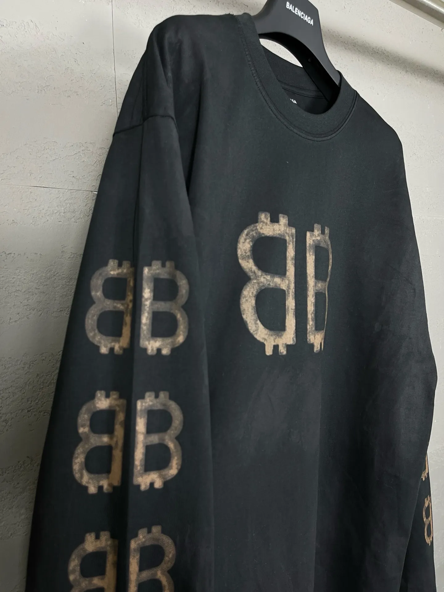 🅿️220 detailed pictures [Top version. Official website quality] BALENCI*GA/Paris. 2023 latest mud hand-painted worn distressed long-sleeved T-shirt. Brick cabinet synchronization. ⚠️Difference between market currency, genuine development, worn. Hand-painted consistent with ZP,‼ ️The fabric is made of Paris ZP custom-woven and dyed 100% double yarn compact cotton. The weight is 260 grams. The cloth surface is clean. The cloth pattern is clear, soft and comfortable. The threads are dyed with no color difference. Ready-made garments are hand-painted, worn, and distressed, with heavy craftsmanship. Comparisons welcome. The version adopts OS loose shoulder design. Same style for men and women. Code: BL225006 Color: black blue, off-white Size: XS S M L