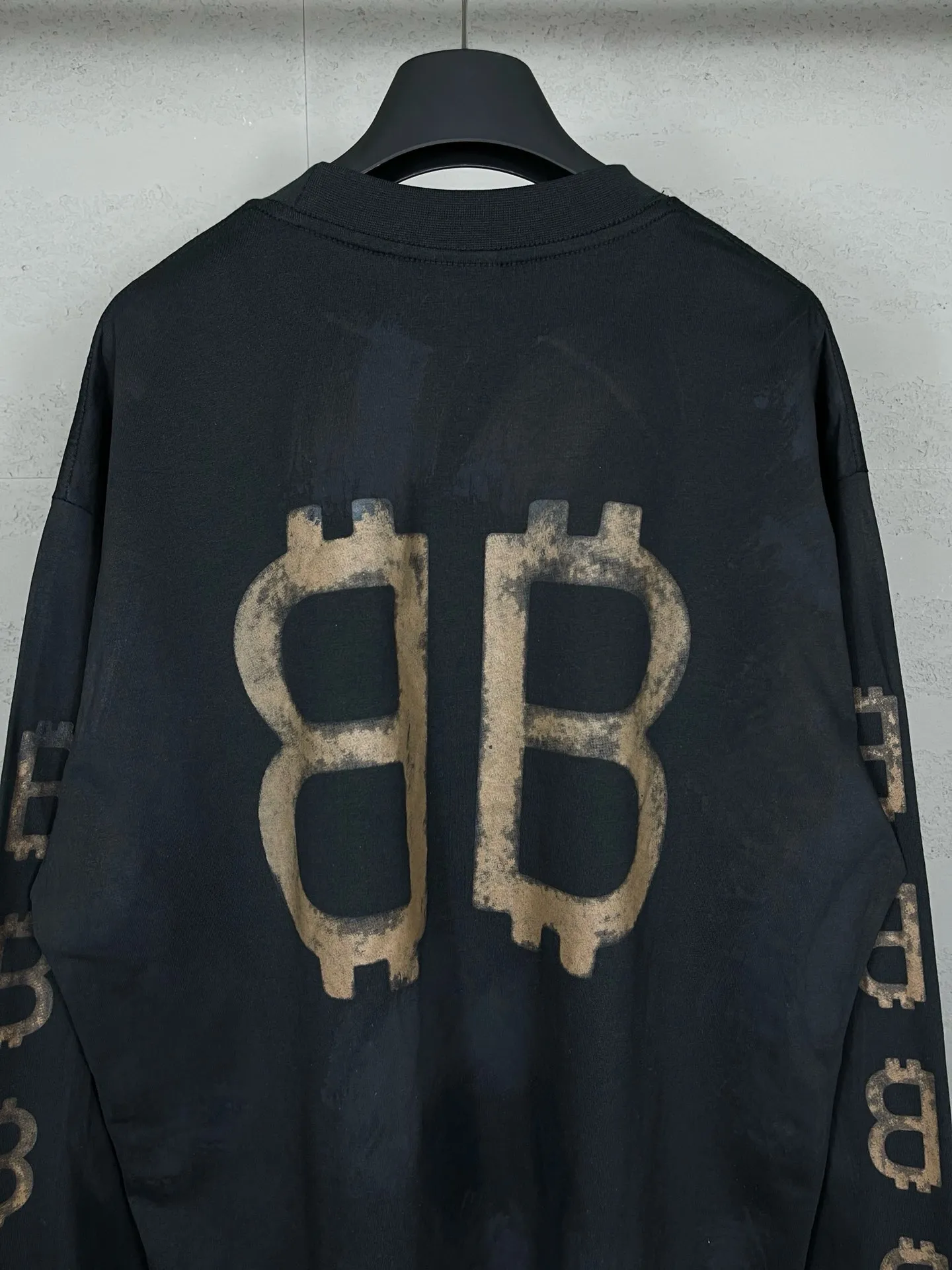 🅿️220 detailed pictures [Top version. Official website quality] BALENCI*GA/Paris. 2023 latest mud hand-painted worn distressed long-sleeved T-shirt. Brick cabinet synchronization. ⚠️Difference between market currency, genuine development, worn. Hand-painted consistent with ZP,‼ ️The fabric is made of Paris ZP custom-woven and dyed 100% double yarn compact cotton. The weight is 260 grams. The cloth surface is clean. The cloth pattern is clear, soft and comfortable. The threads are dyed with no color difference. Ready-made garments are hand-painted, worn, and distressed, with heavy craftsmanship. Comparisons welcome. The version adopts OS loose shoulder design. Same style for men and women. Code: BL225006 Color: black blue, off-white Size: XS S M L