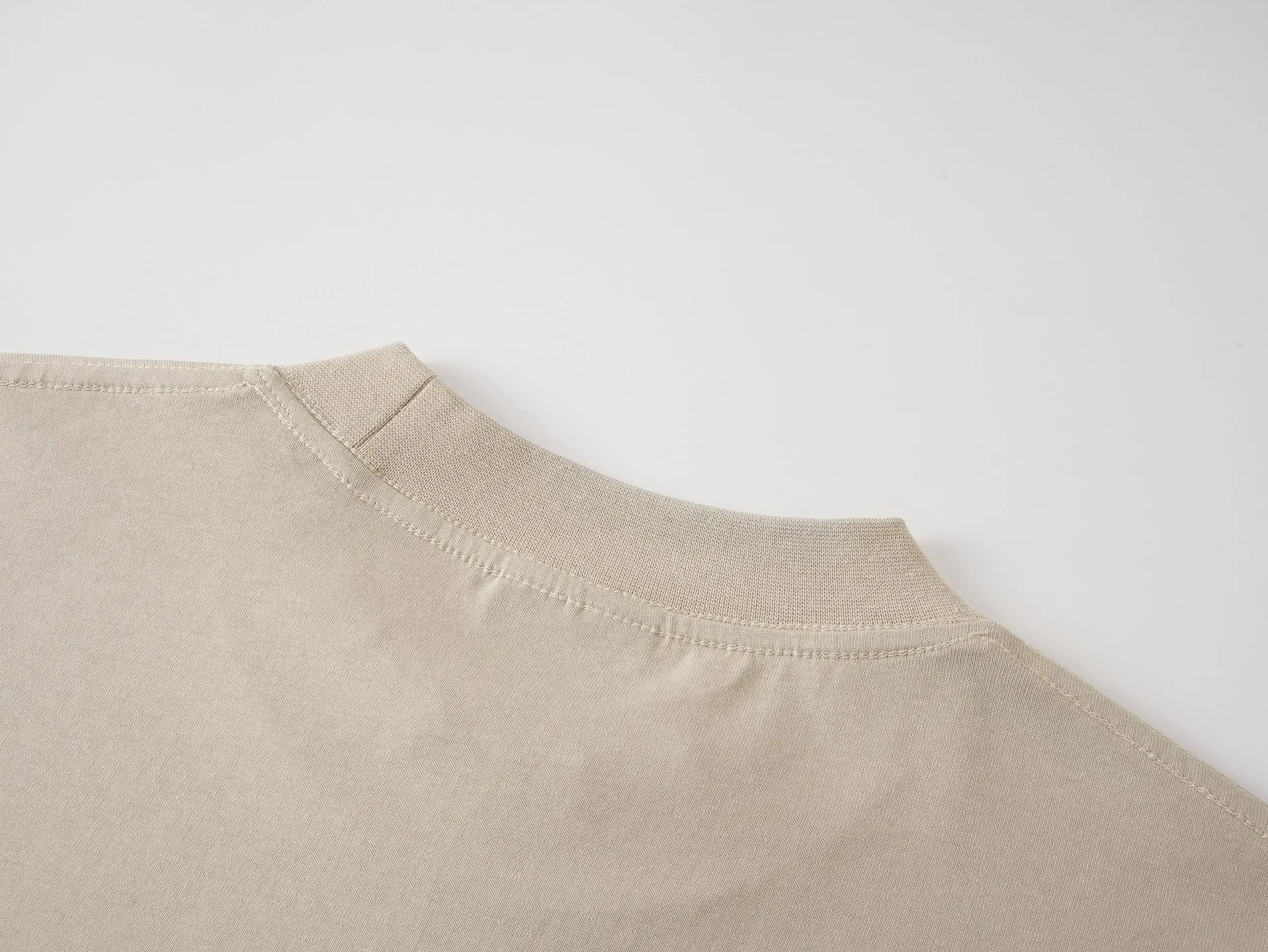 🅿️206 Actual pictures [Top version. Official website quality] BALENCI*GA/Paris.SS25 latest model. Color splicing series. New LOGO monogram printing. Spliced ​​short-sleeved T-shirt. Brick cabinet synchronization. Genuine development at the first time. The fabric is made of Paris ZP custom-woven and dyed cotton double yarn. Weighing 260 grams, the cloth surface is clean. The cloth pattern is clear, soft and comfortable. The threads are dyed with no color difference. The printing is made of environmentally friendly imported materials. The letters are clear and the effect is three-dimensional. The version adopts OS loose shoulder design. Same style for men and women. Code: BL253657 Color: black gray, apricot Size: XS S M L