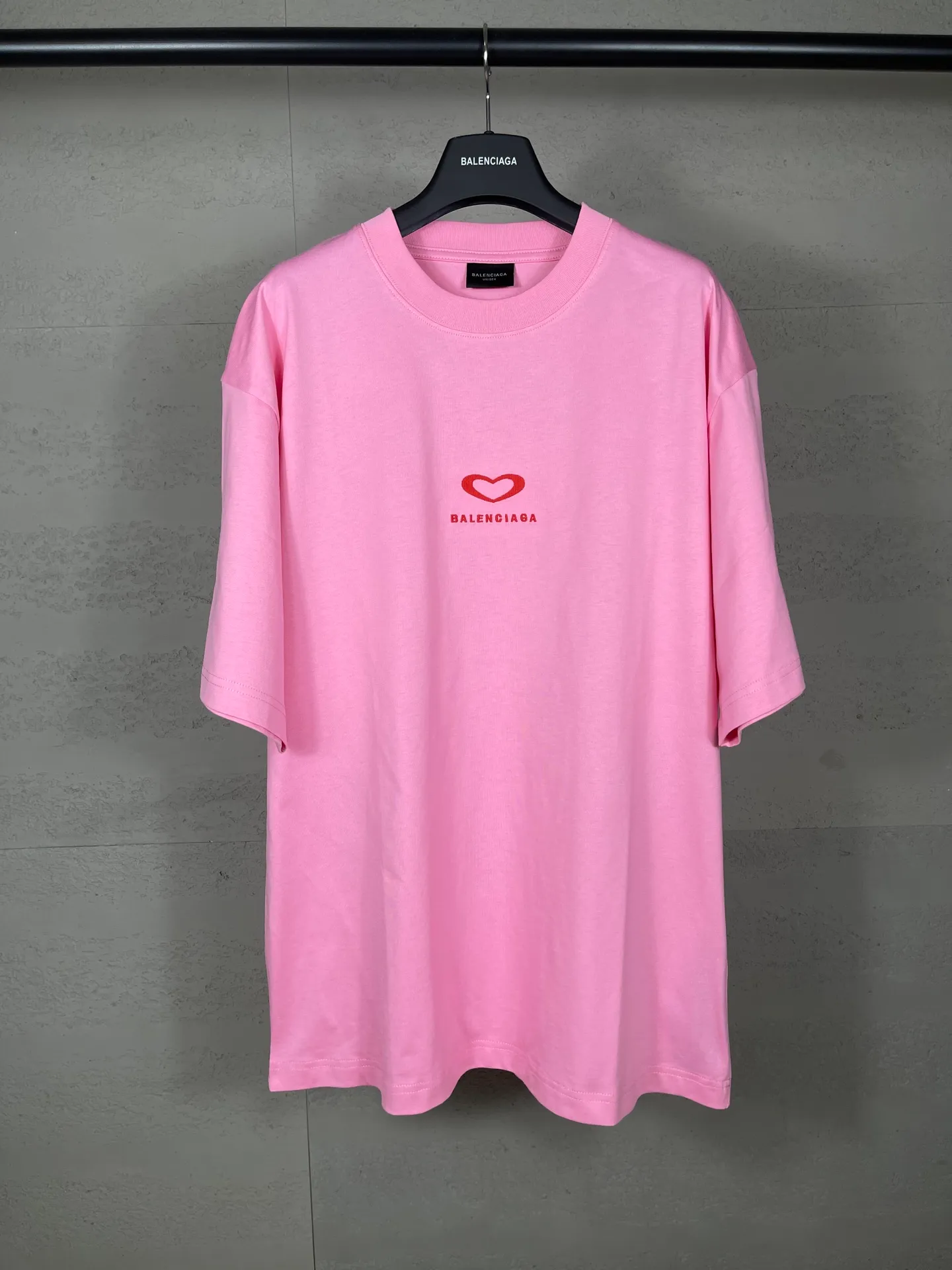 🅿️186 real photos [Top version. Official website quality] BALENCI*GA/Paris. SS25 latest model, Paris Chinese Valentine's Day limited edition, short-sleeved T-shirt with love LOGO embroidery on the front and love LOGO printing on the back. Brick cabinet synchronization. Genuine product developed at the first time, welcome to compare! The fabric is made of Paris ZP custom-woven and dyed cotton double yarn. Weighing 260 grams, the cloth surface is clean. The cloth pattern is clear, soft and comfortable. The threads are dyed with no color difference. The embroidery is done using imported Tajima embroidery machines. The printing uses environmentally friendly imported rubber paddles. The letters are clear and the effect is three-dimensional. The version adopts OS loose shoulder design. Same style for men and women. Code: BL253721 Color: black, red, pink, off-white Size: XS S M L
