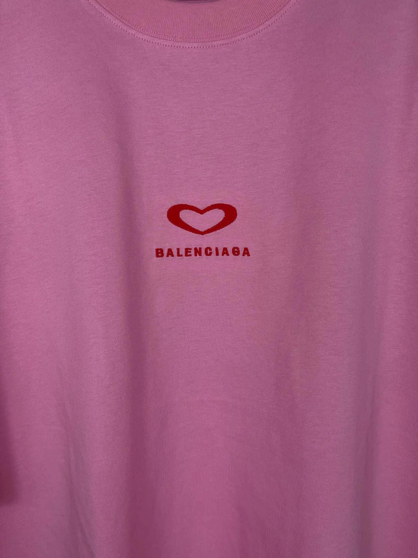 🅿️186 real photos [Top version. Official website quality] BALENCI*GA/Paris. SS25 latest model, Paris Chinese Valentine's Day limited edition, short-sleeved T-shirt with love LOGO embroidery on the front and love LOGO printing on the back. Brick cabinet synchronization. Genuine product developed at the first time, welcome to compare! The fabric is made of Paris ZP custom-woven and dyed cotton double yarn. Weighing 260 grams, the cloth surface is clean. The cloth pattern is clear, soft and comfortable. The threads are dyed with no color difference. The embroidery is done using imported Tajima embroidery machines. The printing uses environmentally friendly imported rubber paddles. The letters are clear and the effect is three-dimensional. The version adopts OS loose shoulder design. Same style for men and women. Code: BL253721 Color: black, red, pink, off-white Size: XS S M L