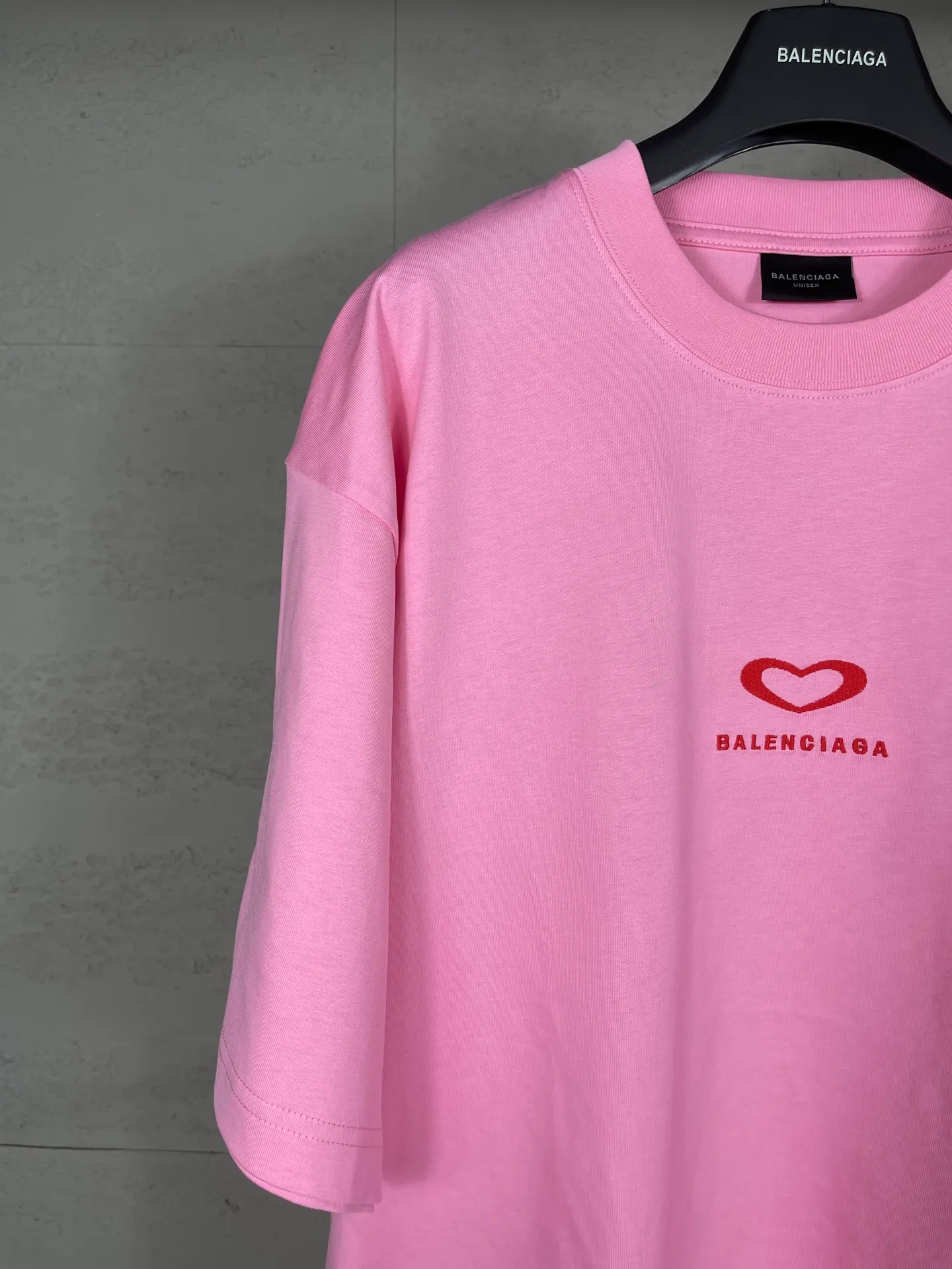 🅿️186 real photos [Top version. Official website quality] BALENCI*GA/Paris. SS25 latest model, Paris Chinese Valentine's Day limited edition, short-sleeved T-shirt with love LOGO embroidery on the front and love LOGO printing on the back. Brick cabinet synchronization. Genuine product developed at the first time, welcome to compare! The fabric is made of Paris ZP custom-woven and dyed cotton double yarn. Weighing 260 grams, the cloth surface is clean. The cloth pattern is clear, soft and comfortable. The threads are dyed with no color difference. The embroidery is done using imported Tajima embroidery machines. The printing uses environmentally friendly imported rubber paddles. The letters are clear and the effect is three-dimensional. The version adopts OS loose shoulder design. Same style for men and women. Code: BL253721 Color: black, red, pink, off-white Size: XS S M L