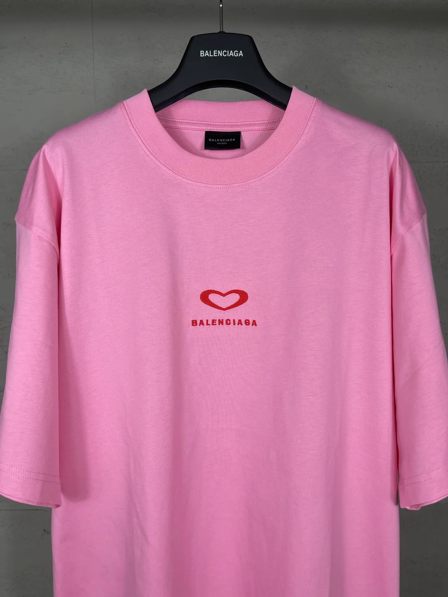 🅿️186 real photos [Top version. Official website quality] BALENCI*GA/Paris. SS25 latest model, Paris Chinese Valentine's Day limited edition, short-sleeved T-shirt with love LOGO embroidery on the front and love LOGO printing on the back. Brick cabinet synchronization. Genuine product developed at the first time, welcome to compare! The fabric is made of Paris ZP custom-woven and dyed cotton double yarn. Weighing 260 grams, the cloth surface is clean. The cloth pattern is clear, soft and comfortable. The threads are dyed with no color difference. The embroidery is done using imported Tajima embroidery machines. The printing uses environmentally friendly imported rubber paddles. The letters are clear and the effect is three-dimensional. The version adopts OS loose shoulder design. Same style for men and women. Code: BL253721 Color: black, red, pink, off-white Size: XS S M L