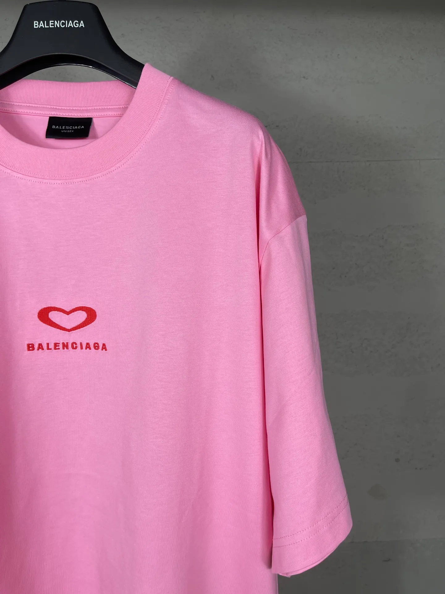 🅿️186 real photos [Top version. Official website quality] BALENCI*GA/Paris. SS25 latest model, Paris Chinese Valentine's Day limited edition, short-sleeved T-shirt with love LOGO embroidery on the front and love LOGO printing on the back. Brick cabinet synchronization. Genuine product developed at the first time, welcome to compare! The fabric is made of Paris ZP custom-woven and dyed cotton double yarn. Weighing 260 grams, the cloth surface is clean. The cloth pattern is clear, soft and comfortable. The threads are dyed with no color difference. The embroidery is done using imported Tajima embroidery machines. The printing uses environmentally friendly imported rubber paddles. The letters are clear and the effect is three-dimensional. The version adopts OS loose shoulder design. Same style for men and women. Code: BL253721 Color: black, red, pink, off-white Size: XS S M L