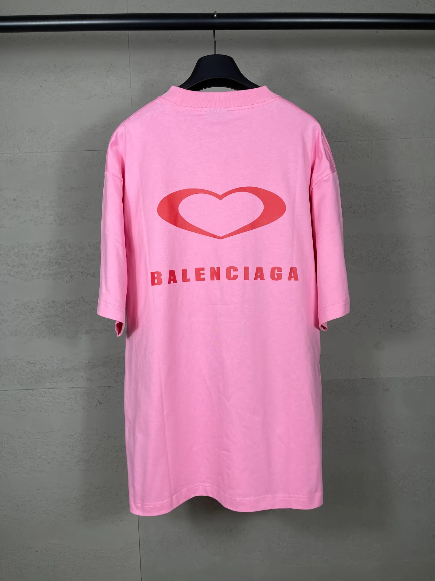 🅿️186 real photos [Top version. Official website quality] BALENCI*GA/Paris. SS25 latest model, Paris Chinese Valentine's Day limited edition, short-sleeved T-shirt with love LOGO embroidery on the front and love LOGO printing on the back. Brick cabinet synchronization. Genuine product developed at the first time, welcome to compare! The fabric is made of Paris ZP custom-woven and dyed cotton double yarn. Weighing 260 grams, the cloth surface is clean. The cloth pattern is clear, soft and comfortable. The threads are dyed with no color difference. The embroidery is done using imported Tajima embroidery machines. The printing uses environmentally friendly imported rubber paddles. The letters are clear and the effect is three-dimensional. The version adopts OS loose shoulder design. Same style for men and women. Code: BL253721 Color: black, red, pink, off-white Size: XS S M L