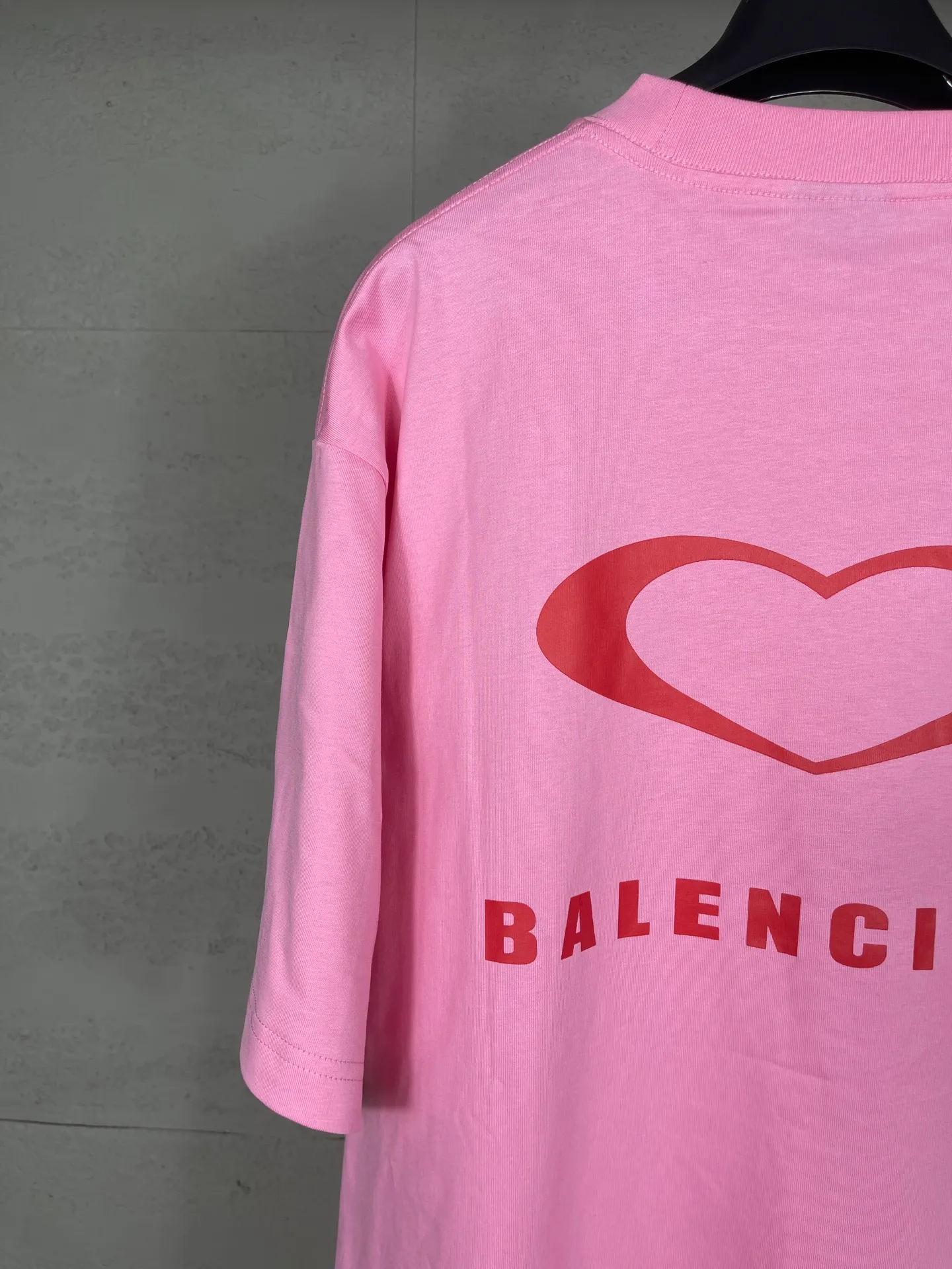 🅿️186 real photos [Top version. Official website quality] BALENCI*GA/Paris. SS25 latest model, Paris Chinese Valentine's Day limited edition, short-sleeved T-shirt with love LOGO embroidery on the front and love LOGO printing on the back. Brick cabinet synchronization. Genuine product developed at the first time, welcome to compare! The fabric is made of Paris ZP custom-woven and dyed cotton double yarn. Weighing 260 grams, the cloth surface is clean. The cloth pattern is clear, soft and comfortable. The threads are dyed with no color difference. The embroidery is done using imported Tajima embroidery machines. The printing uses environmentally friendly imported rubber paddles. The letters are clear and the effect is three-dimensional. The version adopts OS loose shoulder design. Same style for men and women. Code: BL253721 Color: black, red, pink, off-white Size: XS S M L