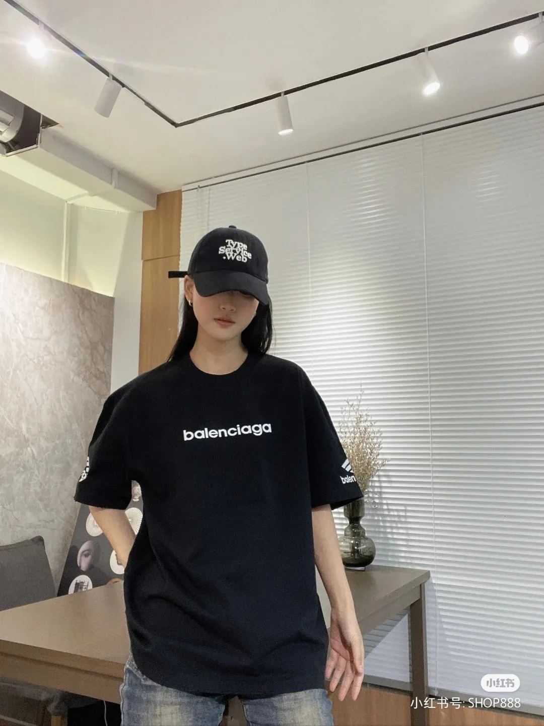 ♻️💯Reference model picture for the upper body❤️Top tested version BALENCIAGA/Balenciaga 2024 SS large LOGO printed ski series short-sleeved T-shirt ✅No.1 quality in this market Real ceiling quality ✅All original development drawings pay attention to details to avoid mixed use of stolen pictures ✅Correct 260g custom-woven and dyed double yarn pure cotton fabric Custom-dyed threads without color difference ✅Correct imported material printing Conley machine white ink direct injection process The letters are clear and three-dimensional Strong and does not fall off. ✅ Overweight craftsmanship. The original version is the same. Different market currency. Let me explain why mine is a little more expensive than others. 1. It seems to be a simple printing or embroidery. In fact, it is not simple at all. 10000% imported machine restoration. It is not just words. You are welcome to compare with peers. 2. Each model is produced by the company. The details of the workmanship and fabrics are consistent with the original ones. There is no color difference between the guarantee and the counter. Re-engraving is not terrible. Whoever is fake is embarrassed. It’s not shameful to make a replica, it’s shameful if you can’t buy the correct version if you make a replica. 3. Note that the threaded collars are all original collars of certain countries and regions, with high wrapping. The width of the neckline and cabinets are accurate to the millimeter. Thick necklines are not easy to deform. The collars of high-end products are all restored cabinets. They are different from the big collars in the world. Ordinary garbage short-sleeves are printed with a print. The clavicle of the upper body is exposed. Please be patient. Customers who have bought genuine products or have seen genuine products will come back to place orders again. This is quality. This is quality. 4. Different styles of washed wheat main wheat, including imported wheat, have different colors and codes. Really restore the counter. As we all know, Balenciaga has different English or different colors on the collar labels of each quarter. This distinguishes the fast food products with the same common main wheat washed wheat. 5. Pay attention to the workmanship. The stitching at the neckline has no folds, smooth and natural without overlapping lines, and truly restores this. This is something that many people cannot do. 6. The fabric is made of 260g Paris-specific double yarn. No one can make better fabrics than my family. There's really no way to compare it with the ordinary version on the market. Respect it. It's genuine and costs thousands of dollars anyway. Don't buy street stalls. Quality 7. The workmanship is fully restored. The packaging is fully restored. The cost is huge. 8. I guarantee here that this is the highest quality you can find. Color: Black Size: XS--L P:260