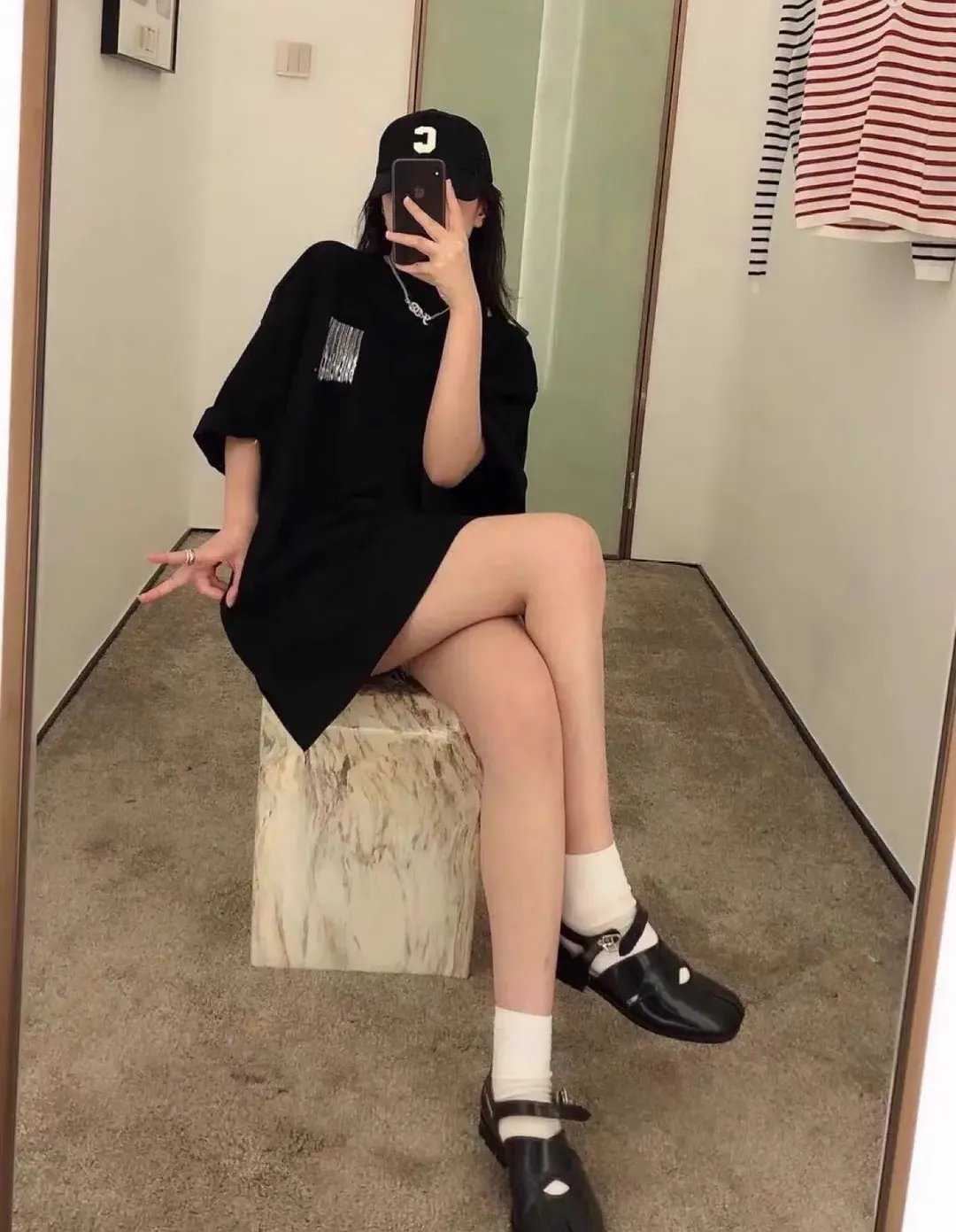 ♻️💯Upper body reference model picture❤️Top tested version★Balenciaga's latest barcode twisted blurred letters couple style pure cotton loose short-sleeved T-shirt. A T-shirt that you love at first sight, barcode letter print. Don't underestimate this style, it is absolutely not easy to restore this print to 100%! The twisted letter gradient goes from dark to light through 6 to the color block. The lightest color is close to the cloth color. It is very difficult to master. If you are not careful or the direct printing machine is uneven, it will cause uneven color and shape printing transition. The upper body is perfect, the same style for men and women, it can be paired with sports pants or jeans 🉑 Selected 32-woven pure cotton double yarn fabric, 280 high gram weight, top-notch workmanship! The details are perfect! Quality absolutely guaranteed! The clothes are well proportioned! The wiring is neat! Original same cylinder thread! High quality printing, simple and classic! Perfect praise! High-quality excipient packaging, complete with three standards! Size: XS-L Color: Gray Black White P:250