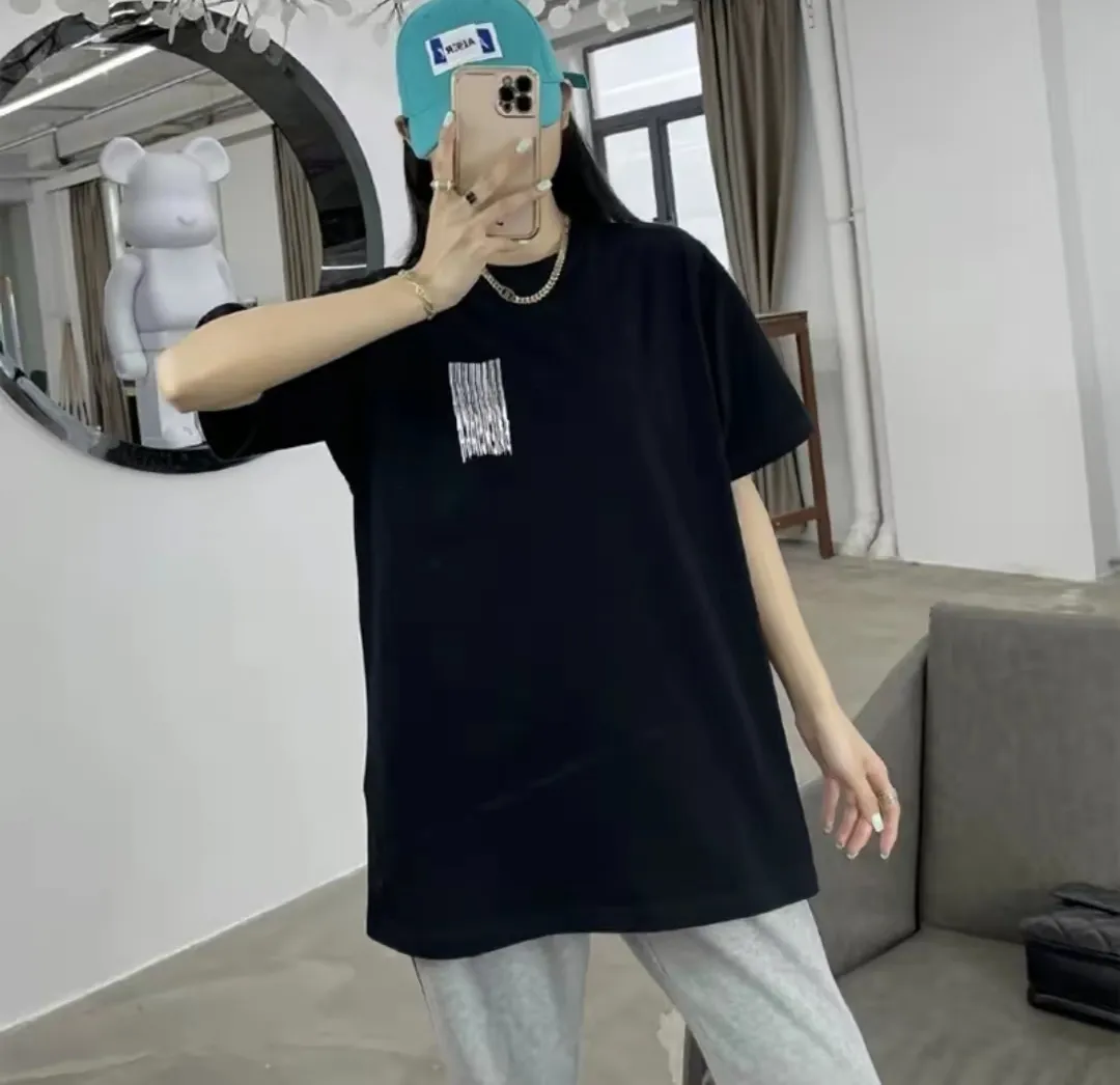 ♻️💯Upper body reference model picture❤️Top tested version★Balenciaga's latest barcode twisted blurred letters couple style pure cotton loose short-sleeved T-shirt. A T-shirt that you love at first sight, barcode letter print. Don't underestimate this style, it is absolutely not easy to restore this print to 100%! The twisted letter gradient goes from dark to light through 6 to the color block. The lightest color is close to the cloth color. It is very difficult to master. If you are not careful or the direct printing machine is uneven, it will cause uneven color and shape printing transition. The upper body is perfect, the same style for men and women, it can be paired with sports pants or jeans 🉑 Selected 32-woven pure cotton double yarn fabric, 280 high gram weight, top-notch workmanship! The details are perfect! Quality absolutely guaranteed! The clothes are well proportioned! The wiring is neat! Original same cylinder thread! High quality printing, simple and classic! Perfect praise! High-quality excipient packaging, complete with three standards! Size: XS-L Color: Gray Black White P:250