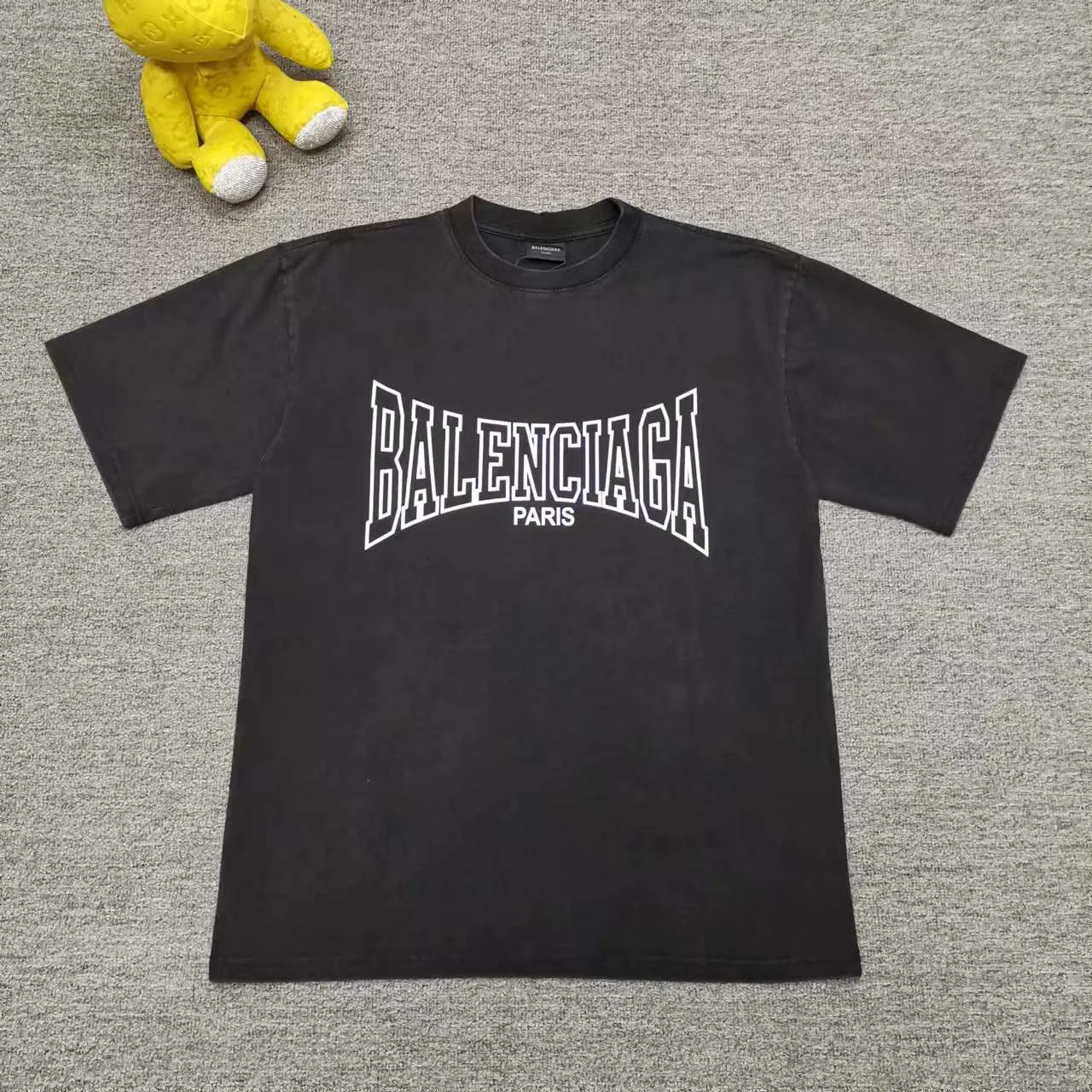 Top version of Balenciaga/Balenciaga's new burst print round neck short-sleeved T-shirt - - Purchase the original mold to create a full set of customized accessories, details determine success or failure - Balenciaga is one of the most influential brands in the fashion industry. Founded in 1919 by Cristóbal Balenciaga and settled in Paris in 1936, he led many important fashion movements between 1930 and 1968. The representative ready-to-wear collection embodies the brand's identity - Fabric: 280 grams of custom-made double yarn high-density cotton fabric - Craftsmanship: The entire garment is precision embossed - Accessories: A complete set of original Balenciaga counter accessories - Available for both men and women Black - Size: XS S M L P: 260