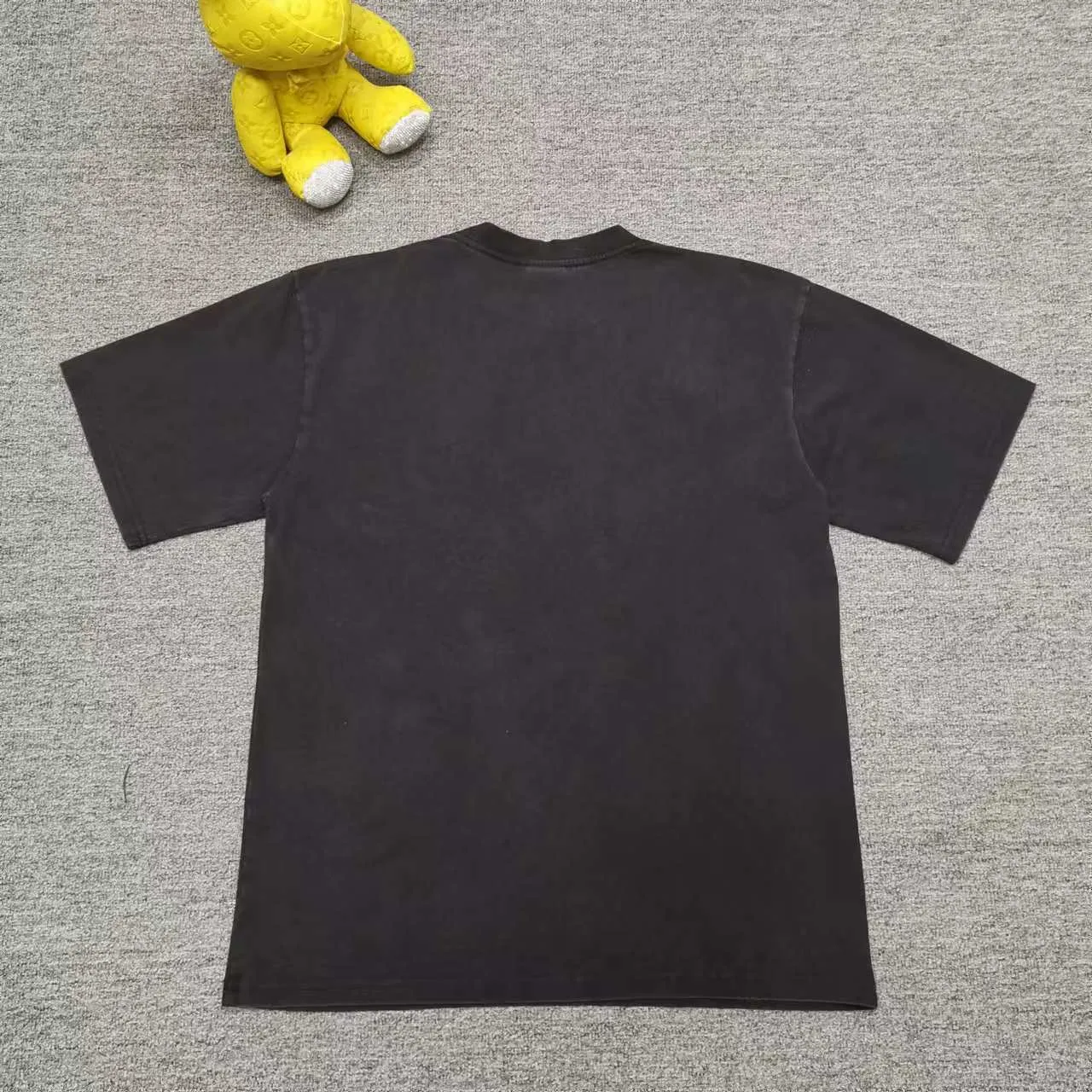 Top version of Balenciaga/Balenciaga's new burst print round neck short-sleeved T-shirt - - Purchase the original mold to create a full set of customized accessories, details determine success or failure - Balenciaga is one of the most influential brands in the fashion industry. Founded in 1919 by Cristóbal Balenciaga and settled in Paris in 1936, he led many important fashion movements between 1930 and 1968. The representative ready-to-wear collection embodies the brand's identity - Fabric: 280 grams of custom-made double yarn high-density cotton fabric - Craftsmanship: The entire garment is precision embossed - Accessories: A complete set of original Balenciaga counter accessories - Available for both men and women Black - Size: XS S M L P: 260