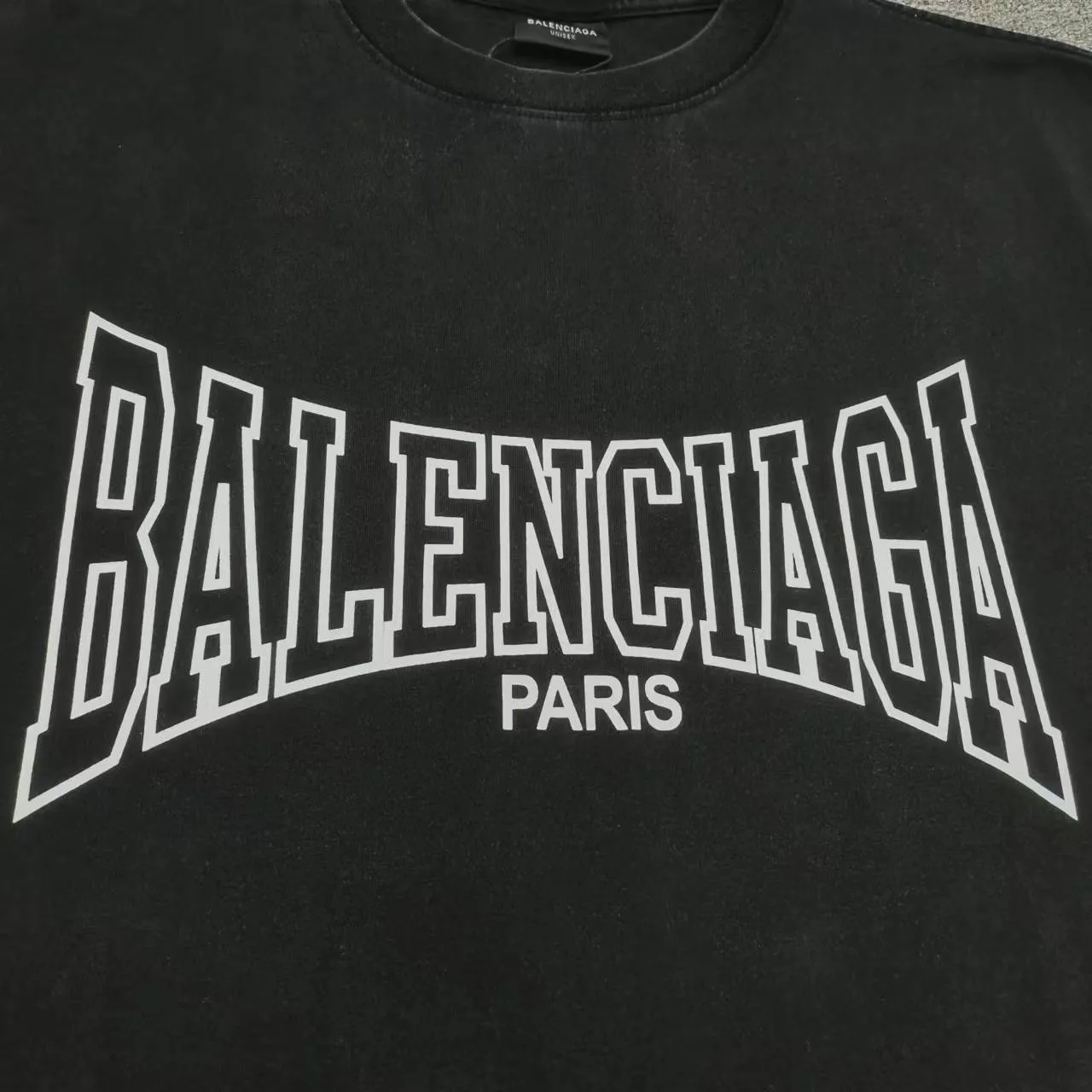 Top version of Balenciaga/Balenciaga's new burst print round neck short-sleeved T-shirt - - Purchase the original mold to create a full set of customized accessories, details determine success or failure - Balenciaga is one of the most influential brands in the fashion industry. Founded in 1919 by Cristóbal Balenciaga and settled in Paris in 1936, he led many important fashion movements between 1930 and 1968. The representative ready-to-wear collection embodies the brand's identity - Fabric: 280 grams of custom-made double yarn high-density cotton fabric - Craftsmanship: The entire garment is precision embossed - Accessories: A complete set of original Balenciaga counter accessories - Available for both men and women Black - Size: XS S M L P: 260