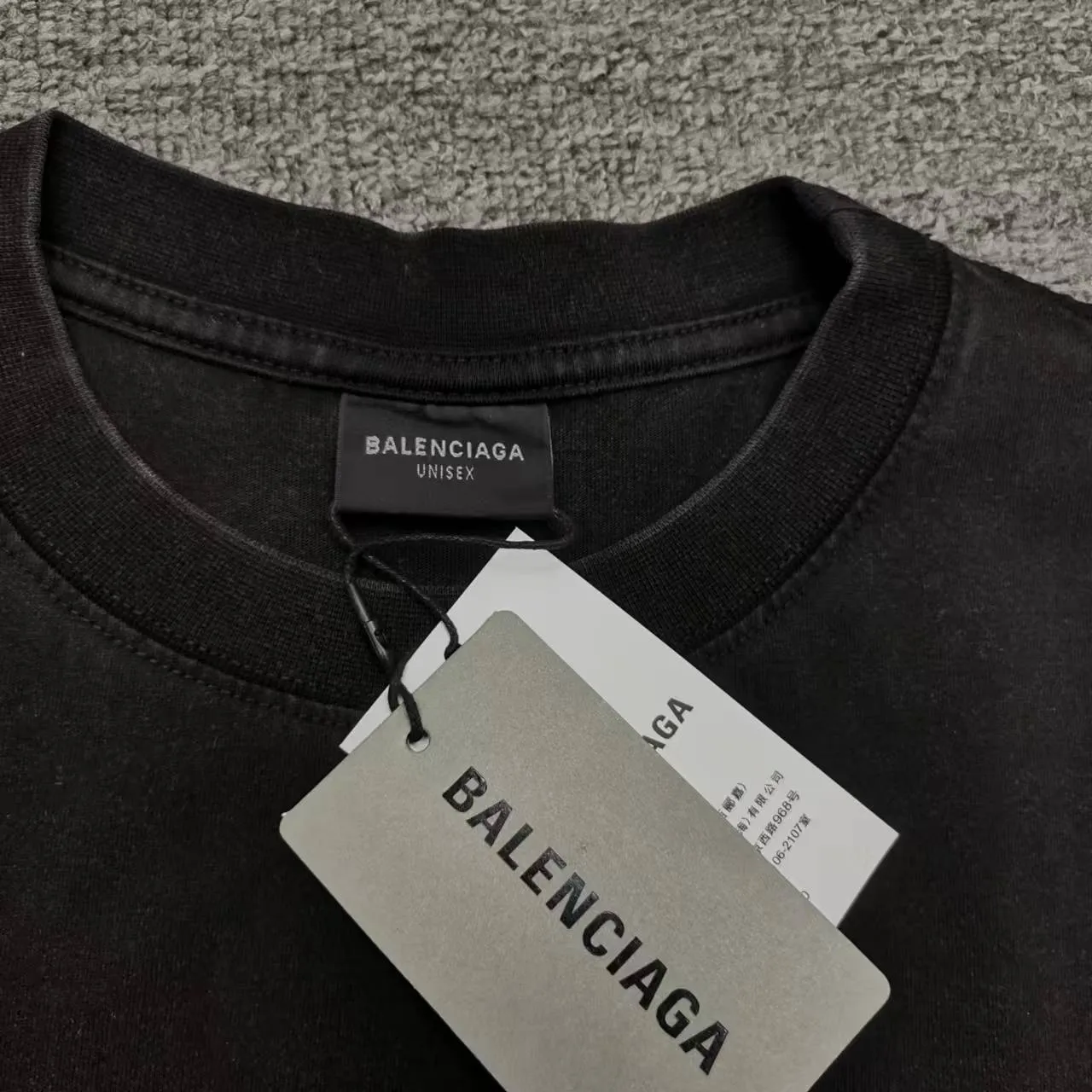 Top version of Balenciaga/Balenciaga's new burst print round neck short-sleeved T-shirt - - Purchase the original mold to create a full set of customized accessories, details determine success or failure - Balenciaga is one of the most influential brands in the fashion industry. Founded in 1919 by Cristóbal Balenciaga and settled in Paris in 1936, he led many important fashion movements between 1930 and 1968. The representative ready-to-wear collection embodies the brand's identity - Fabric: 280 grams of custom-made double yarn high-density cotton fabric - Craftsmanship: The entire garment is precision embossed - Accessories: A complete set of original Balenciaga counter accessories - Available for both men and women Black - Size: XS S M L P: 260